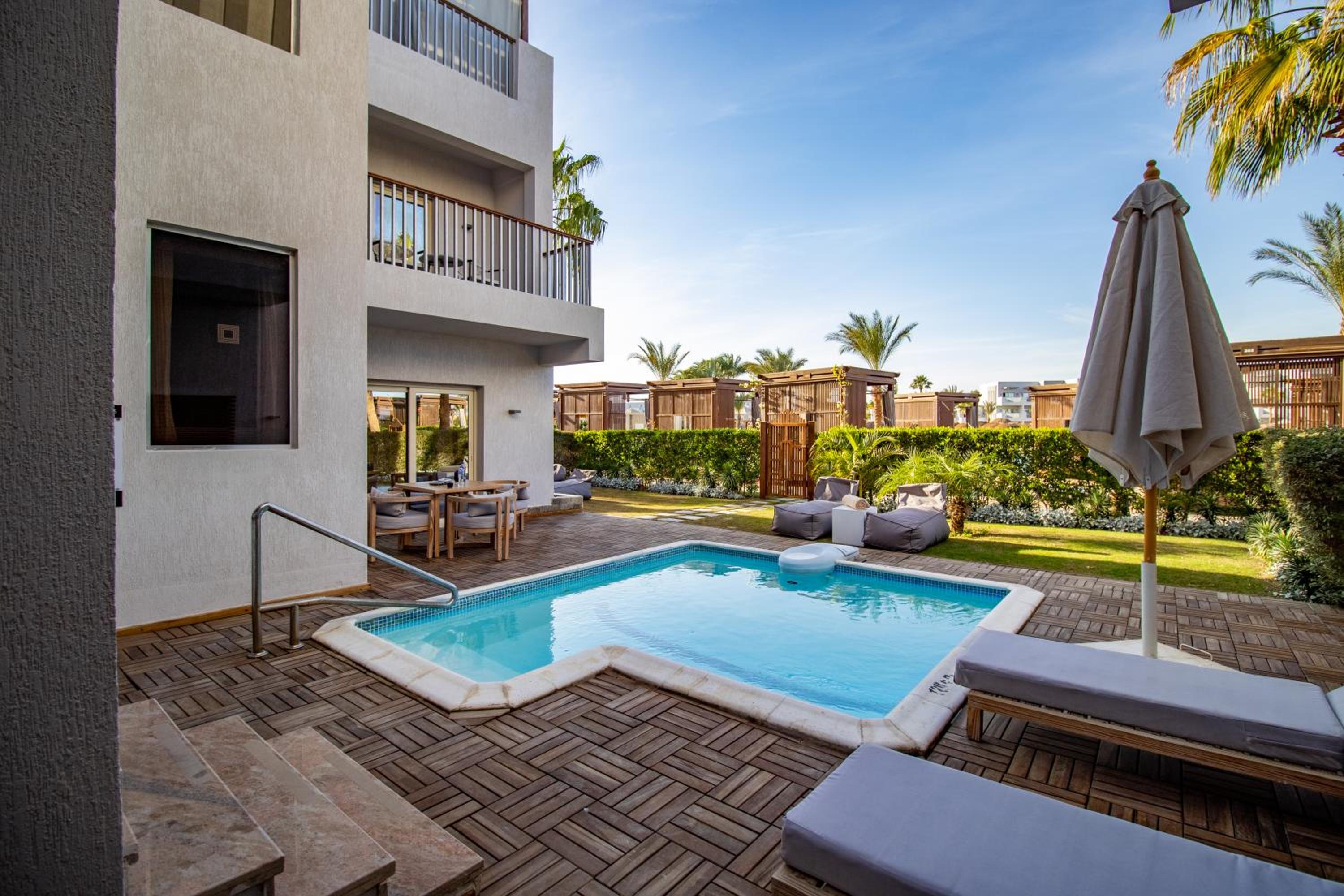 Junior Swim Up Suite - Posh Club