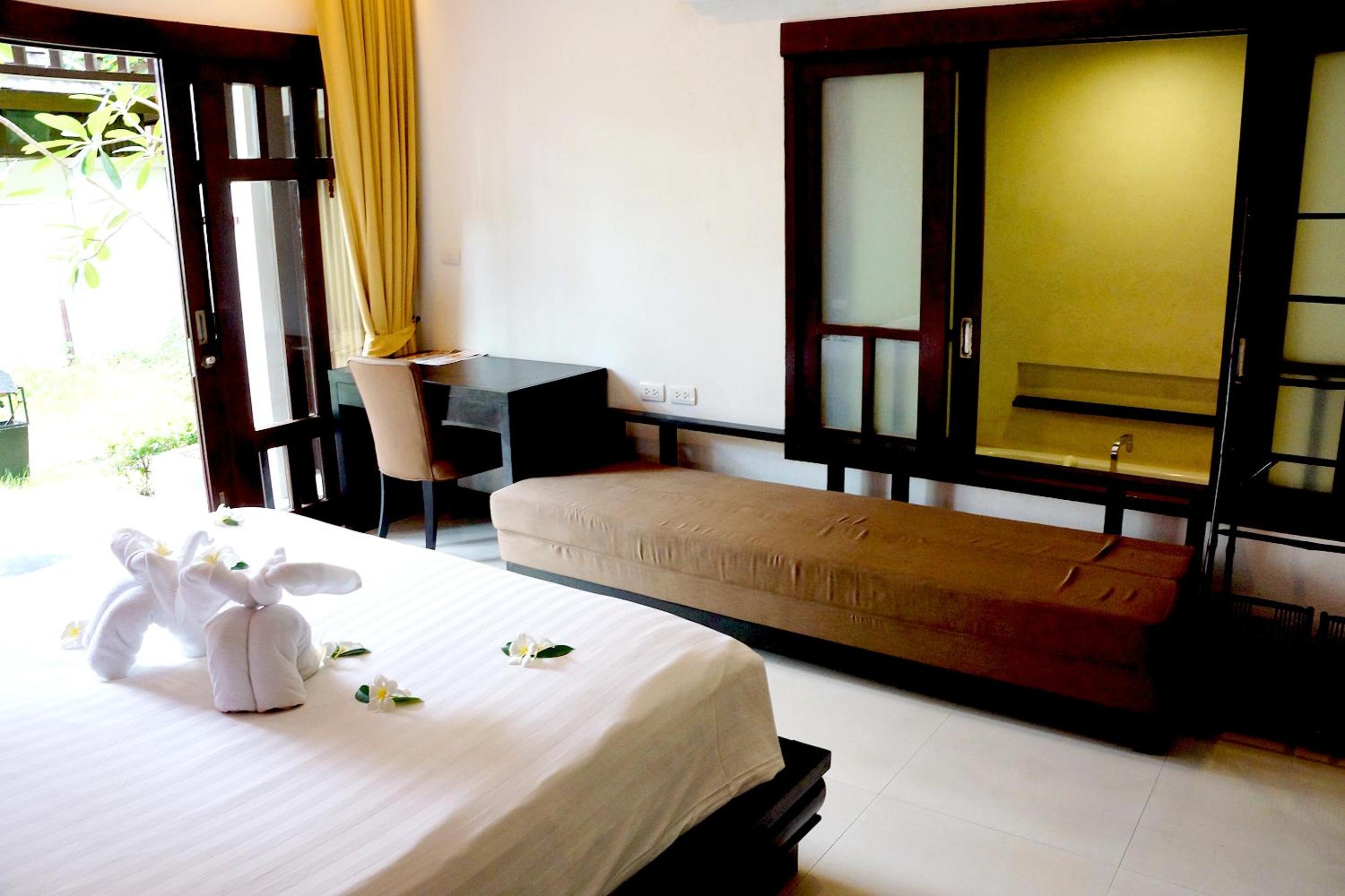 Deluxe King Room with Garden View