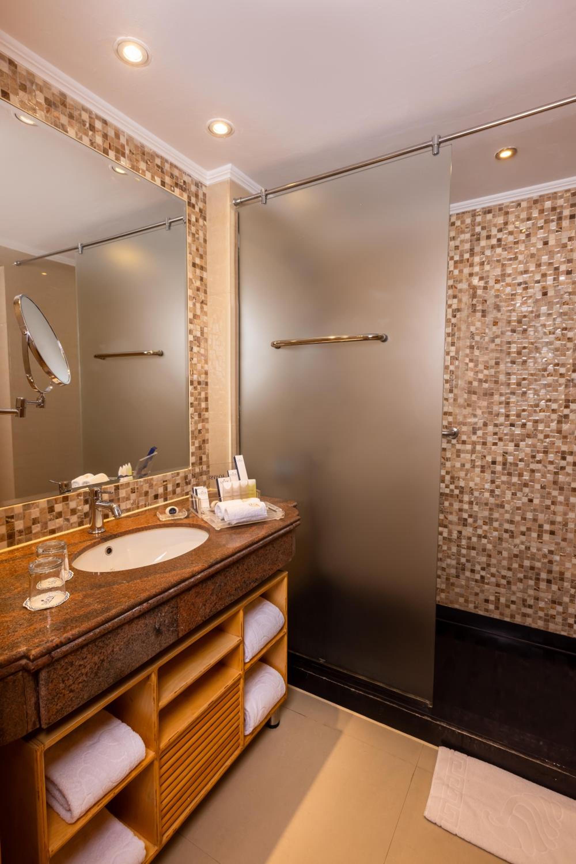 Standard King Room with Garden View