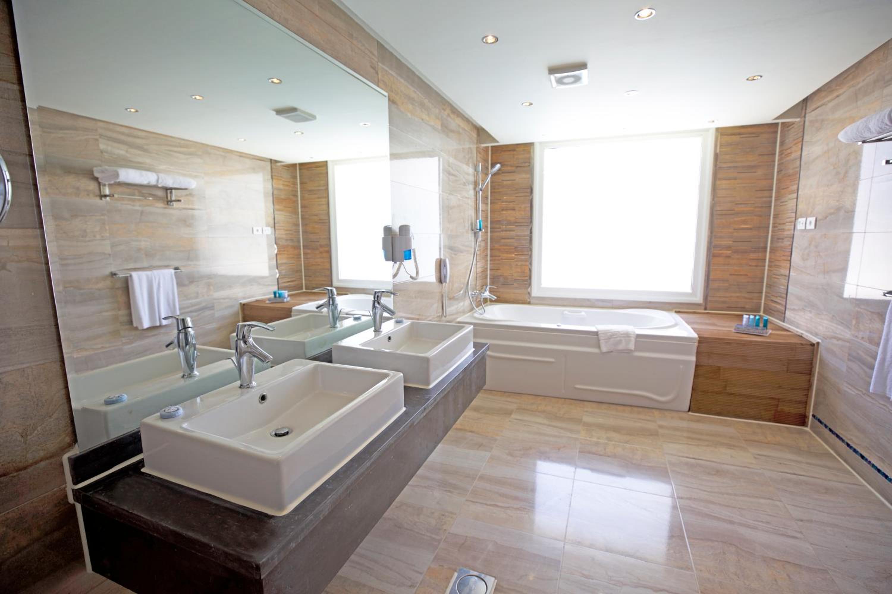 Honeymoon Suite- Posh Club