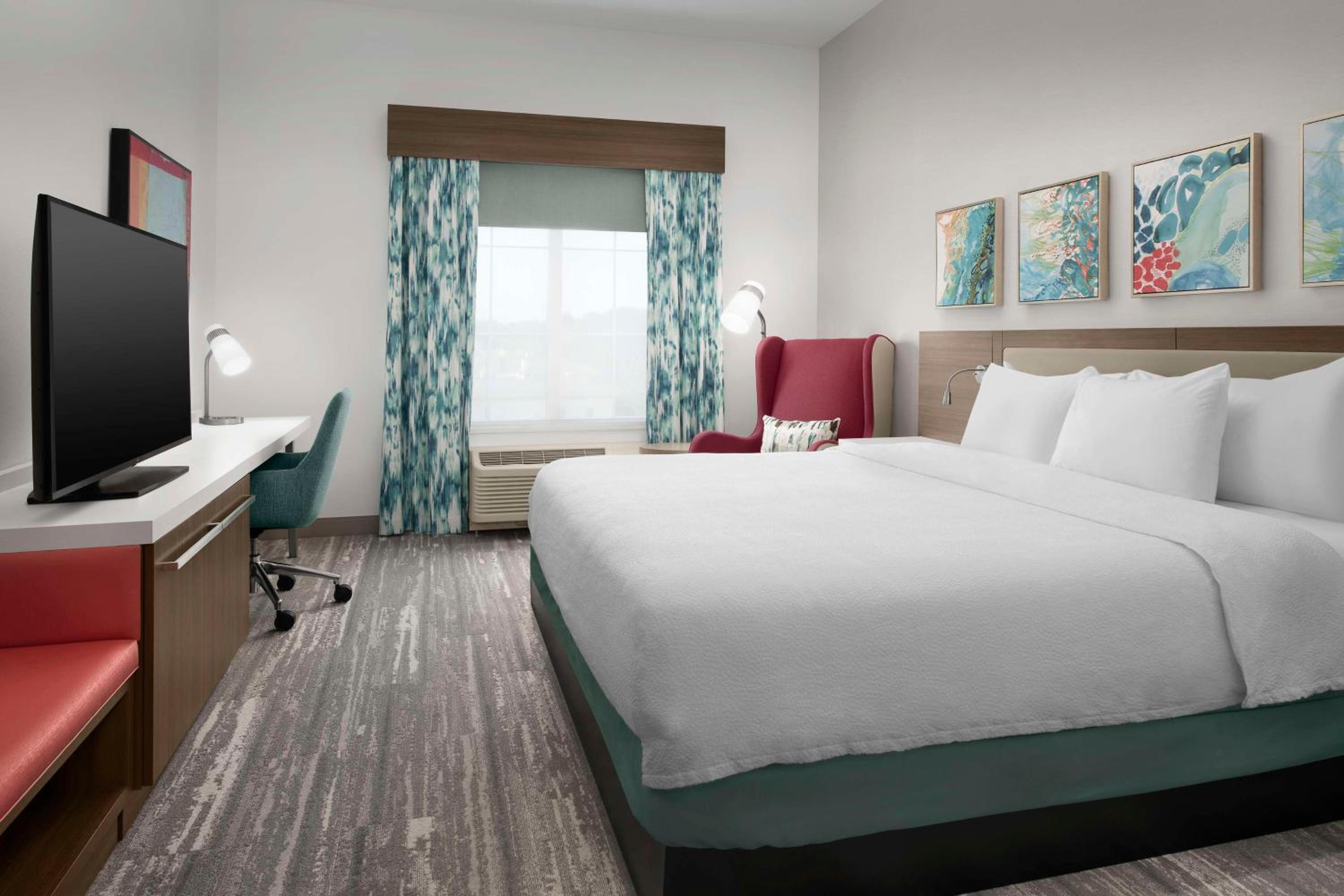 King Room with Roll-In Shower - Mobility Access