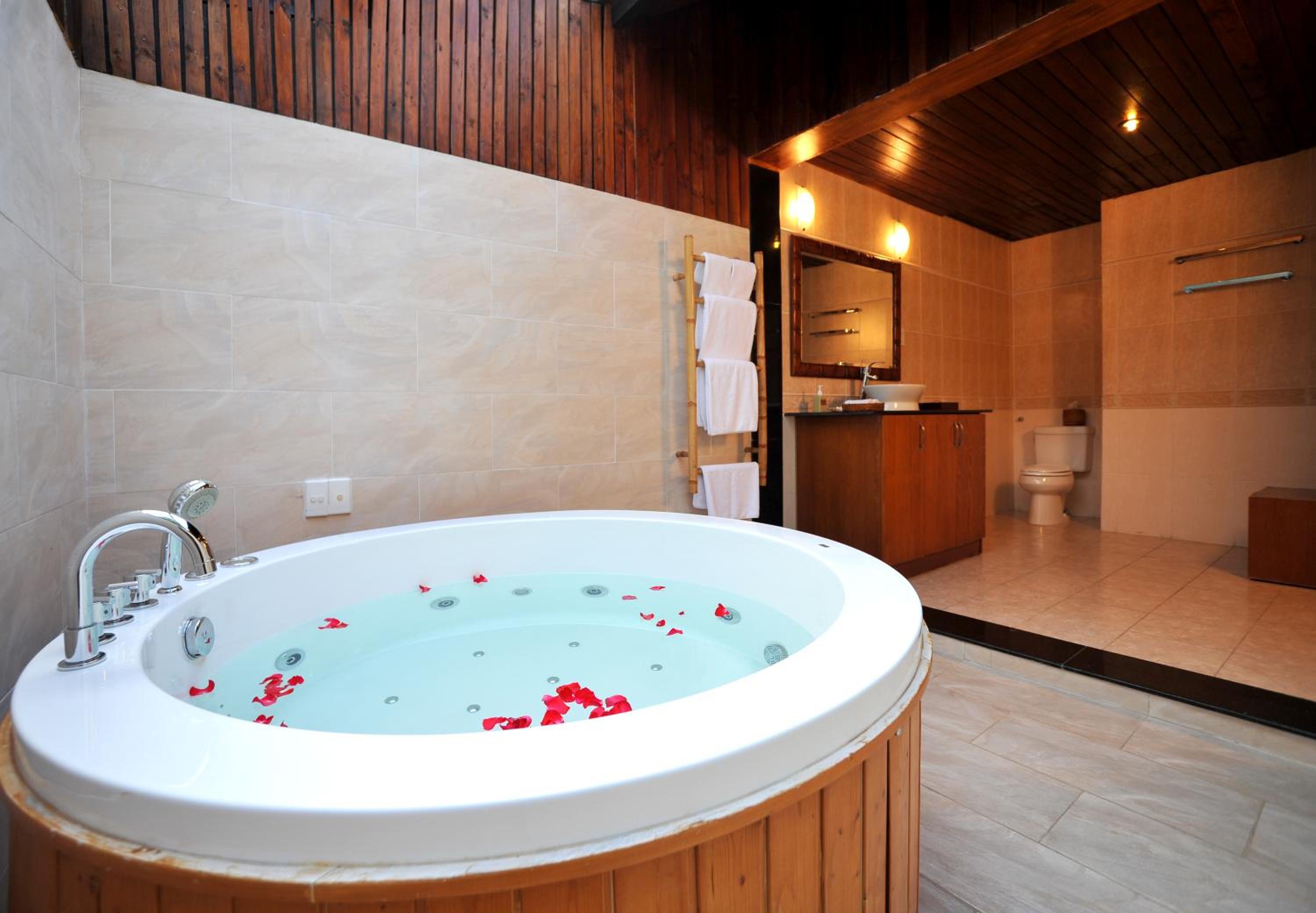 Jacuzzi Bungalow with Sea View