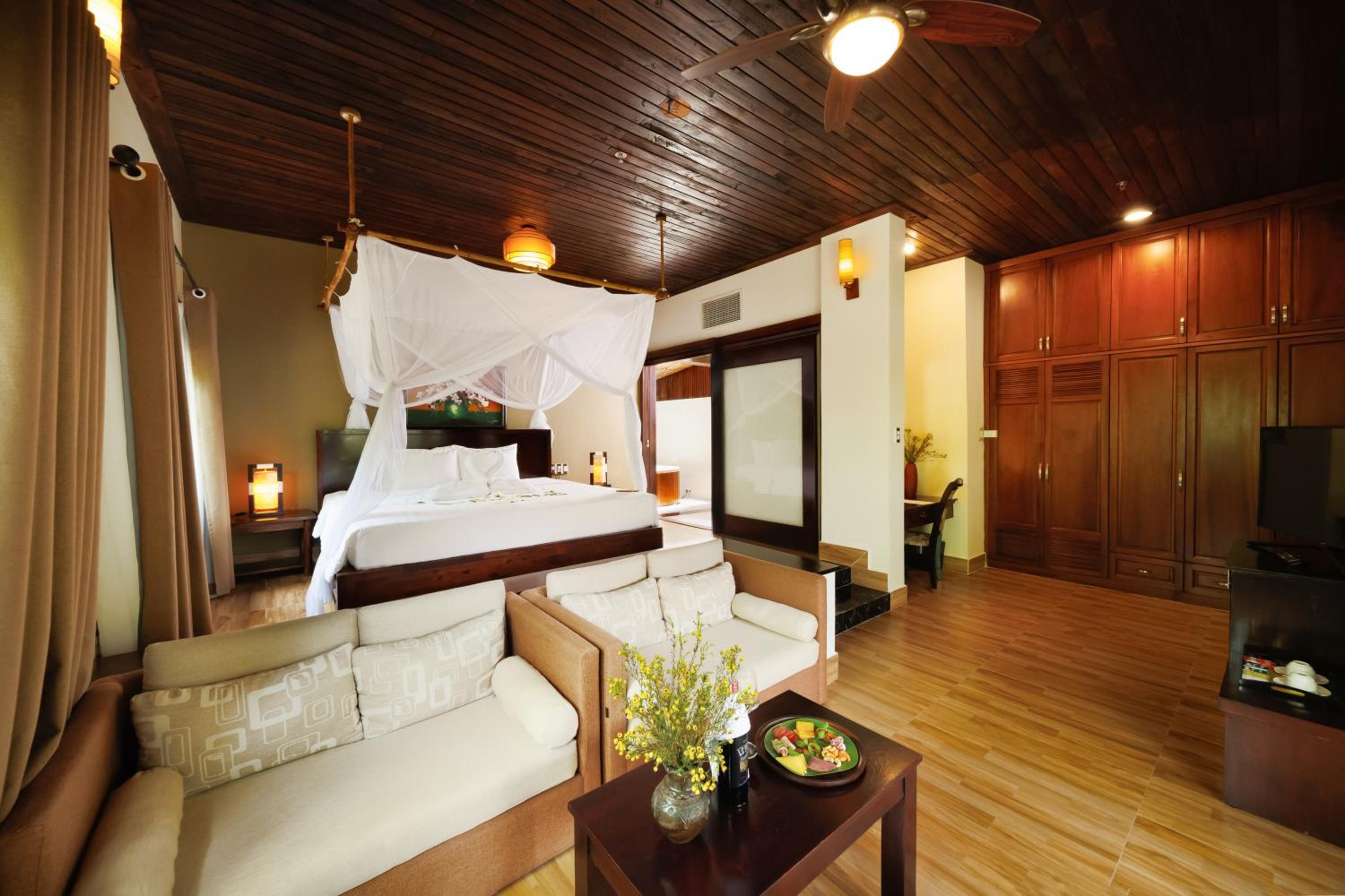 Jacuzzi Bungalow with Sea View