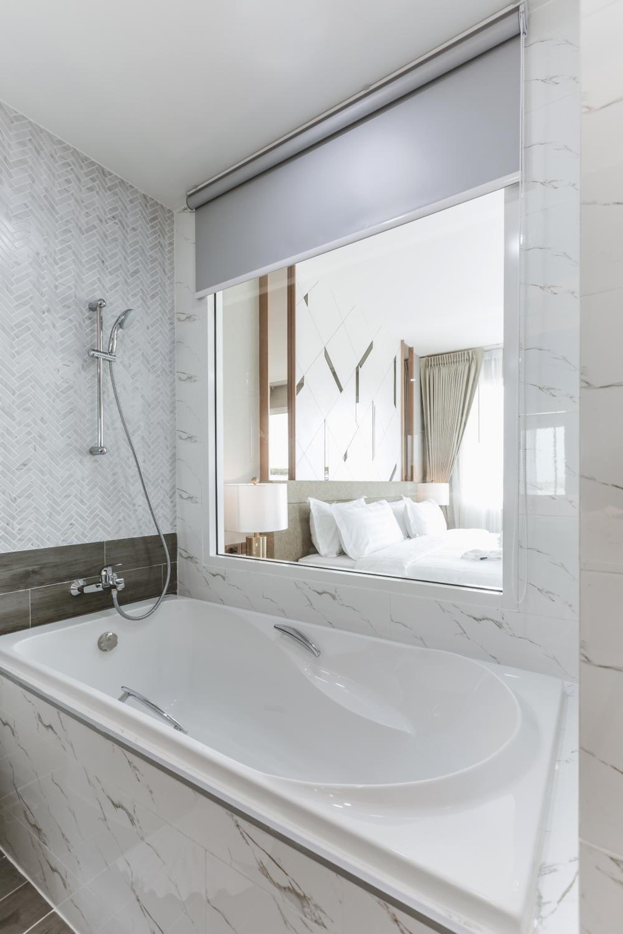 Grand Deluxe King with City View