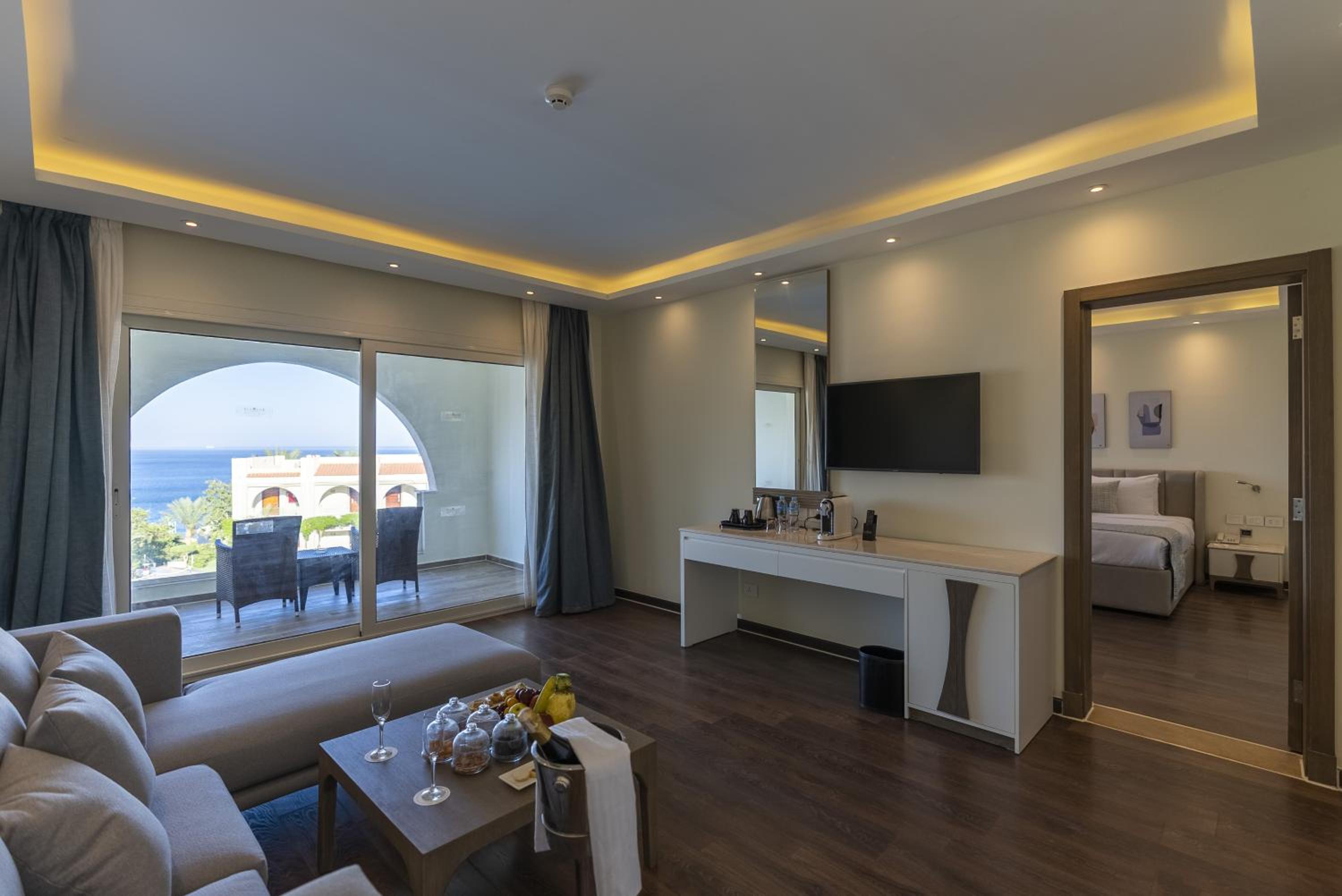 Jacuzzi Suite- Posh Club