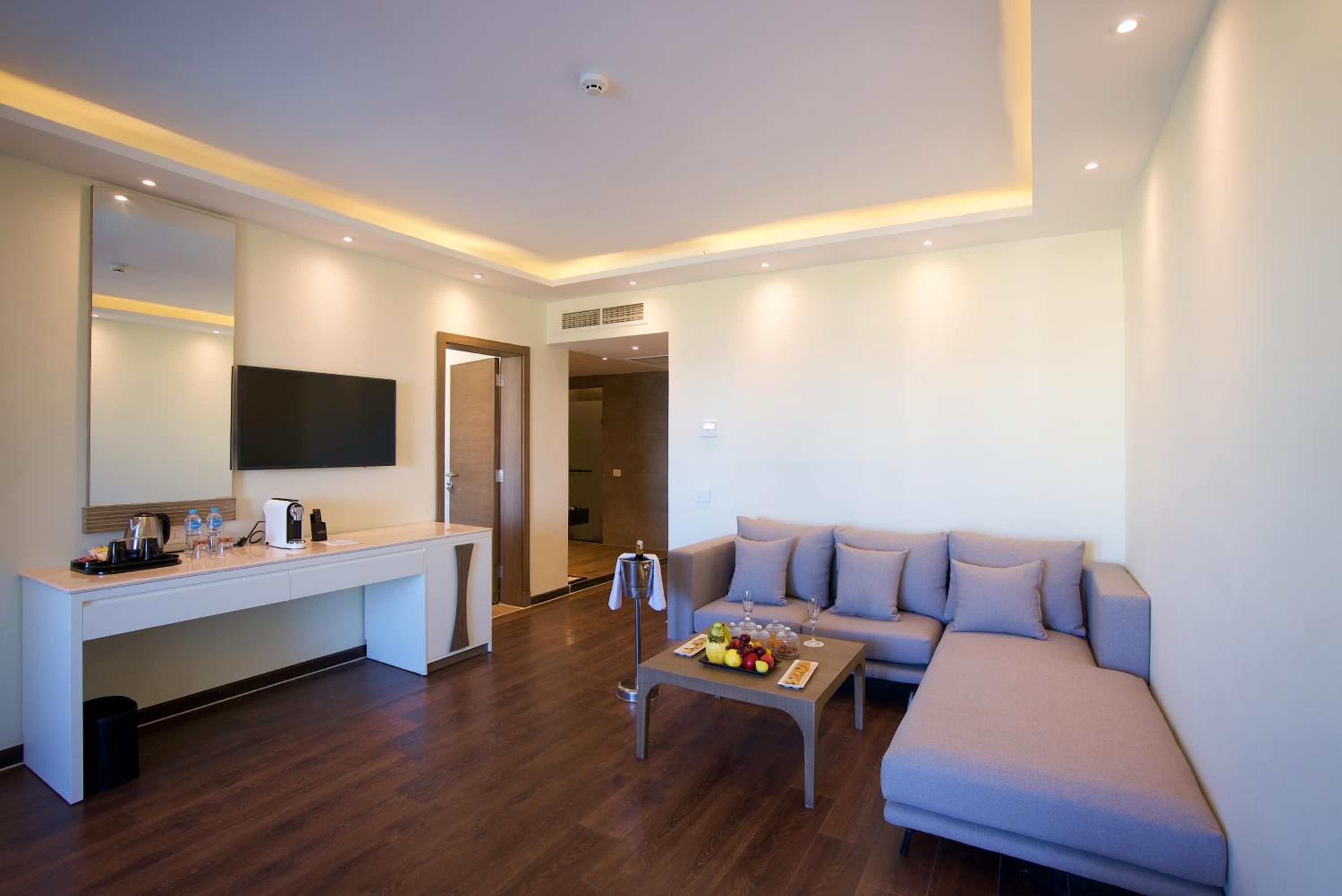 Jacuzzi Suite- Posh Club