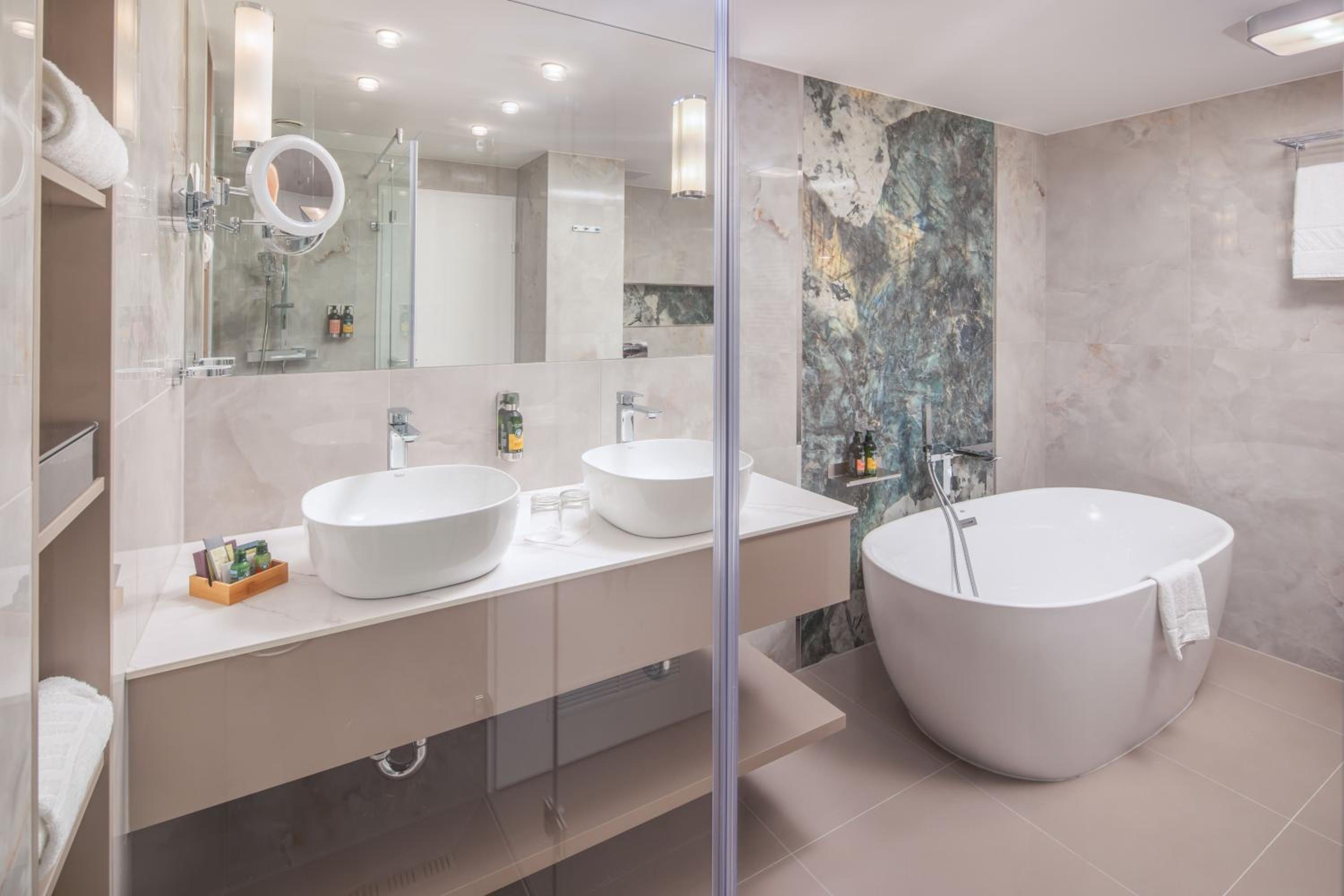 Deluxe Suite with Spa Bath