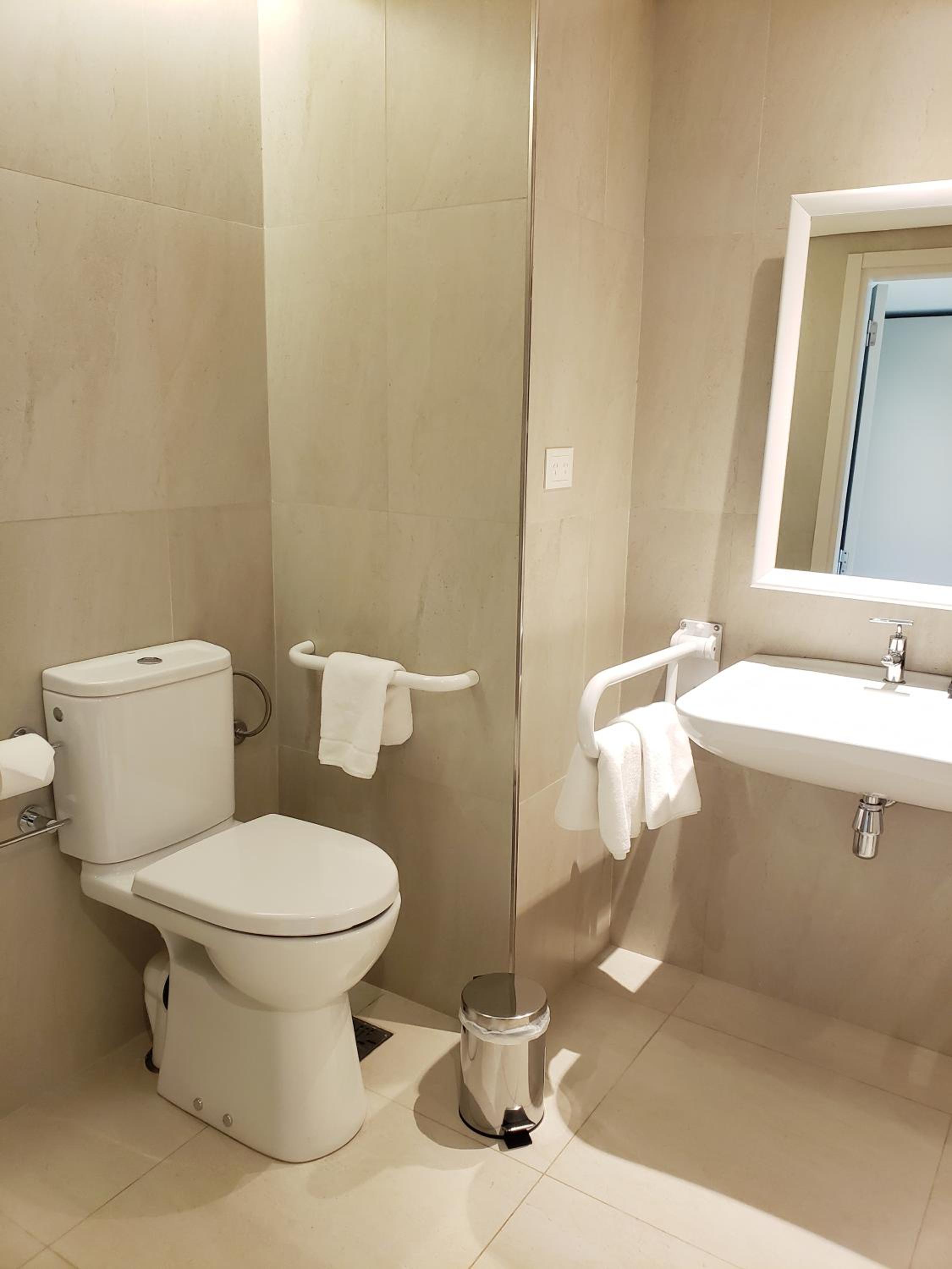 Queen Room with Roll-In Shower - Mobility Access/Non-Smoking