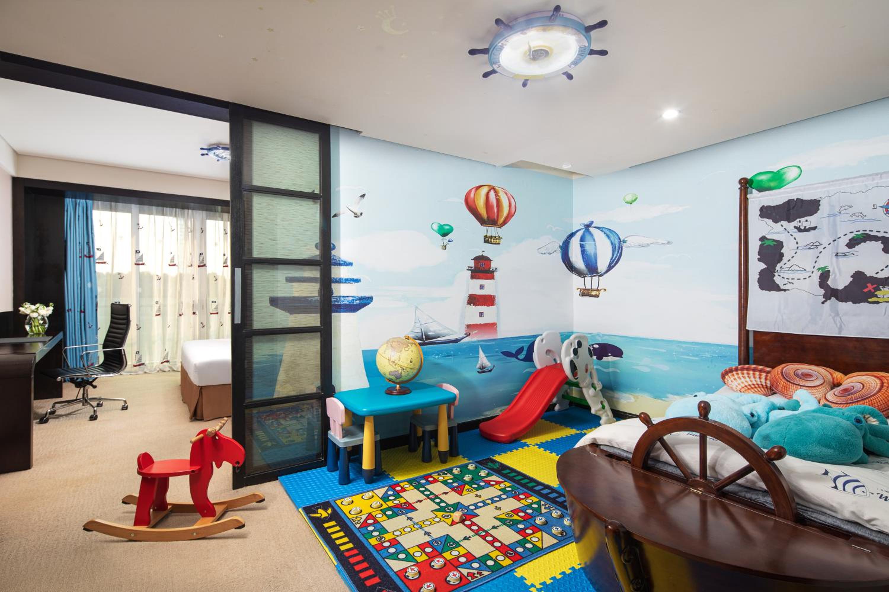 Junior King Suite with Living Area - Kids Theme