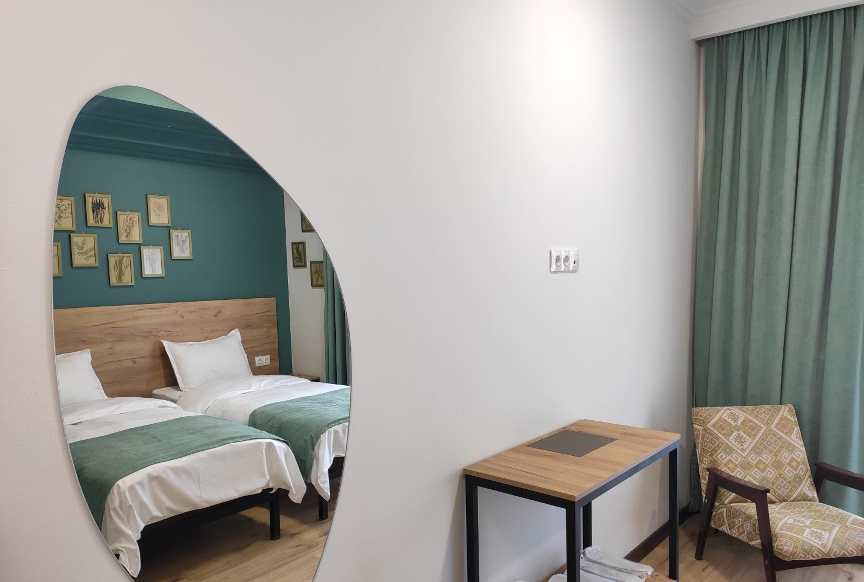 Twin Room with Back Mountain View