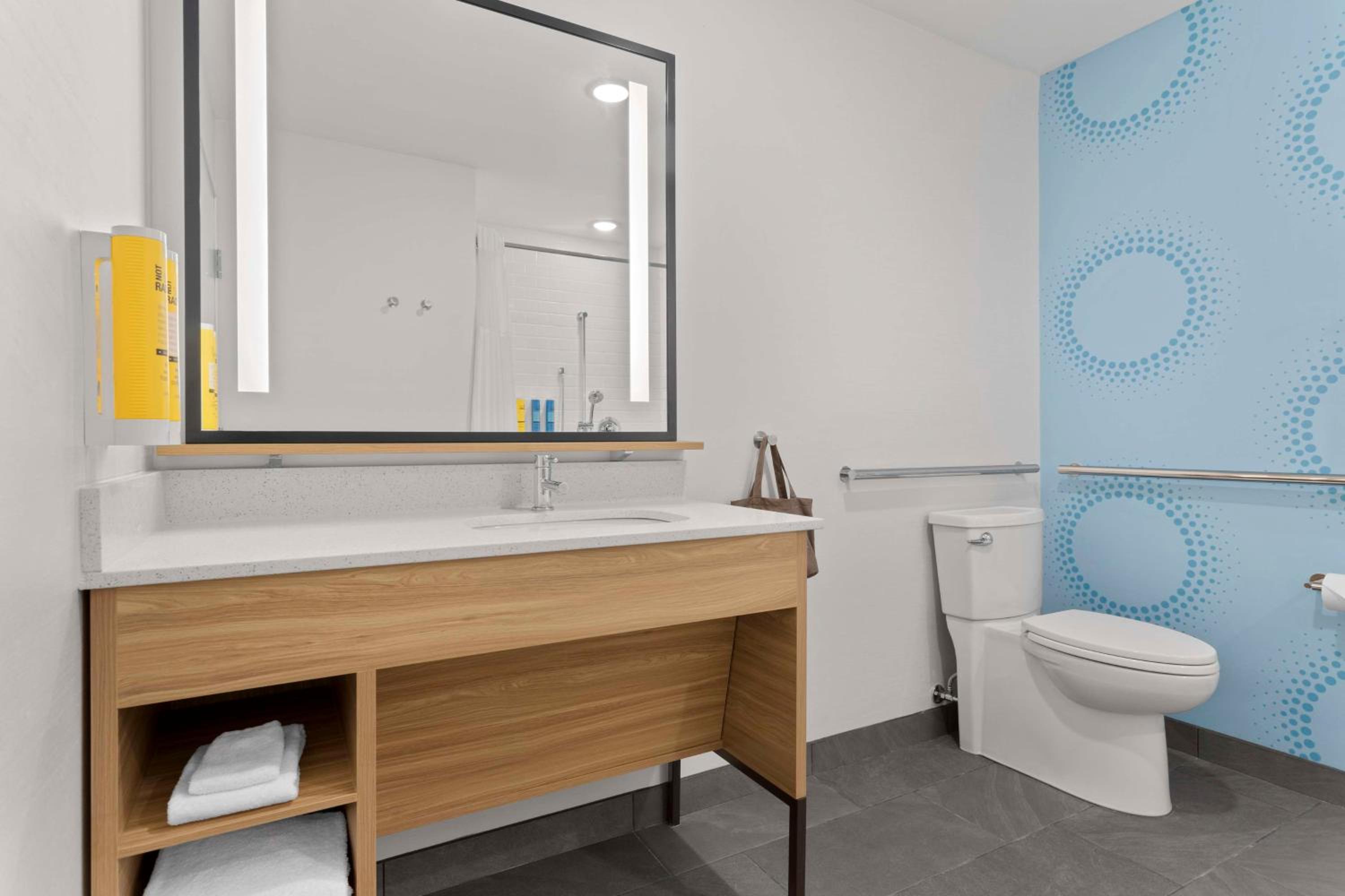 King Room with Roll-In Shower - Mobility Access