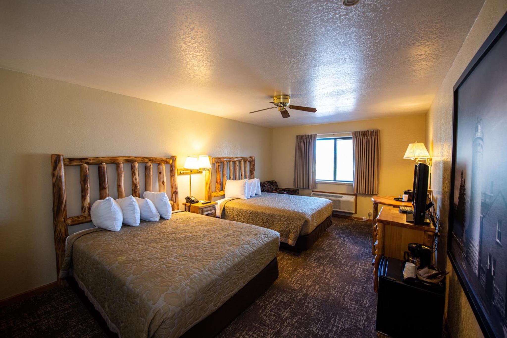 Traditional Queen Room with Two Queen Beds - Non-Smoking