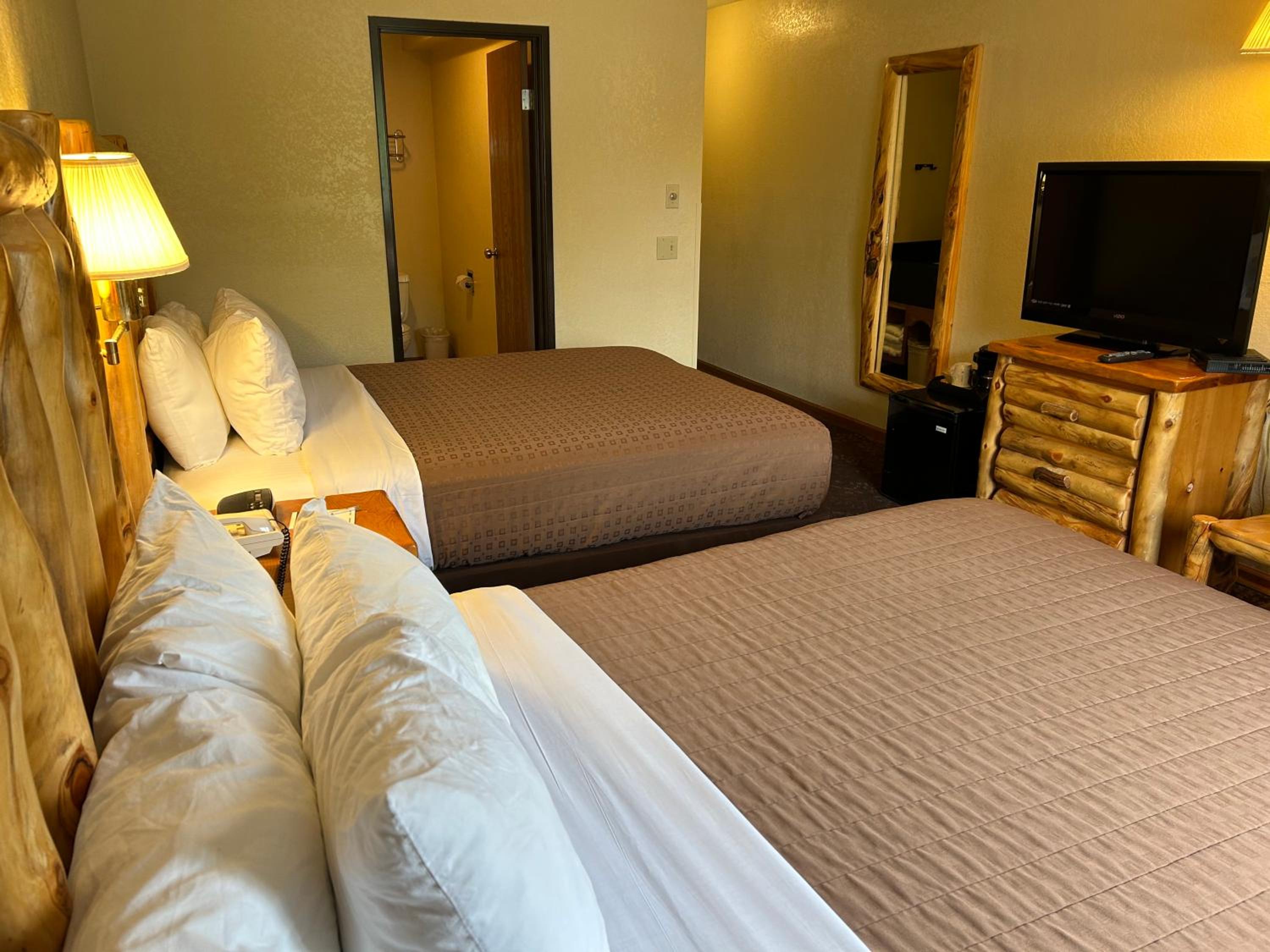 Traditional Queen Room with Two Queen Beds - Non-Smoking