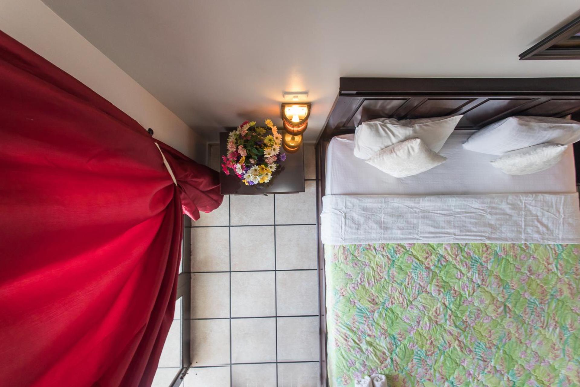 Queen Superior Garden And Pool View