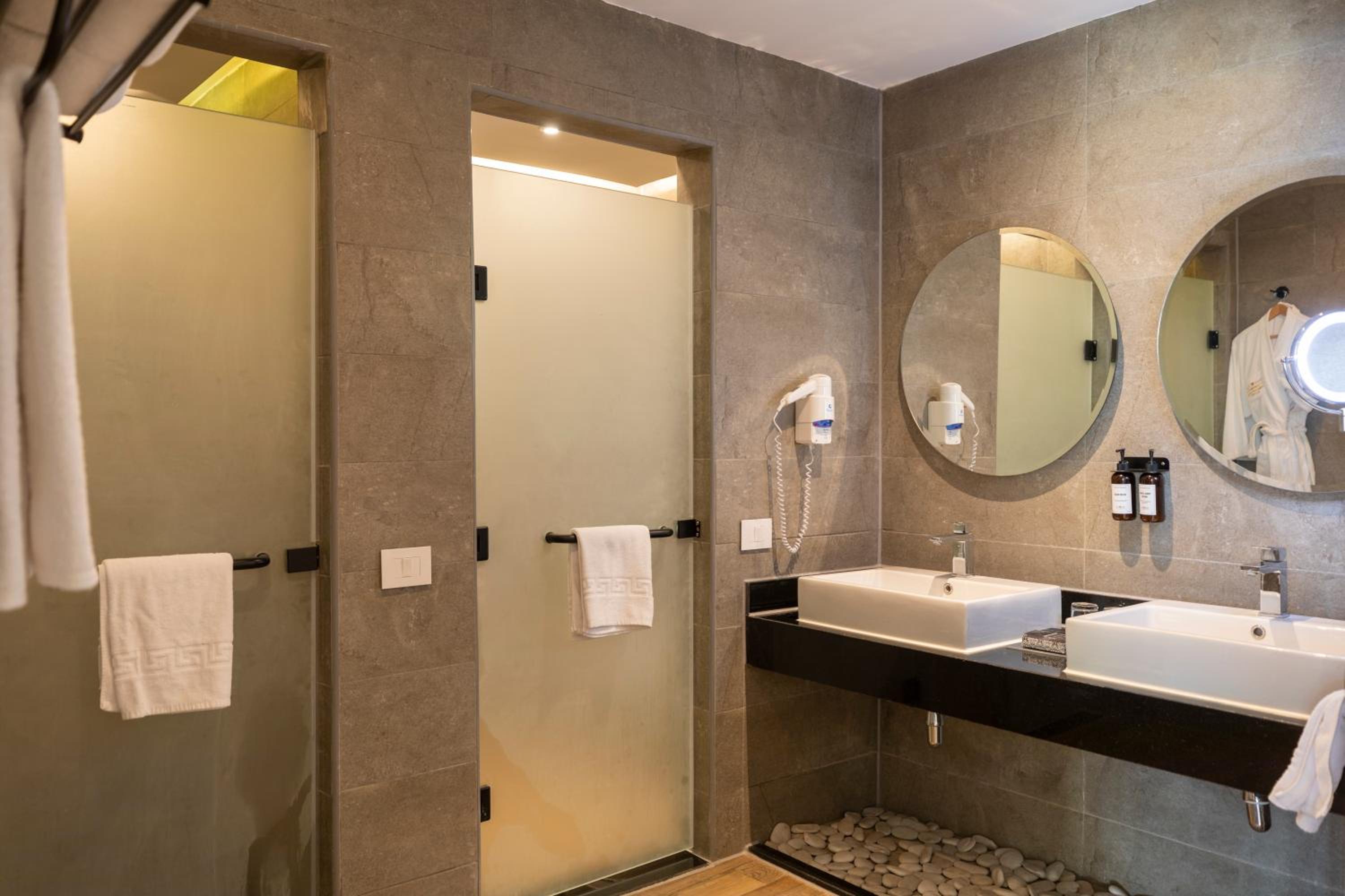 Family Jacuzzi Suite– Posh Club