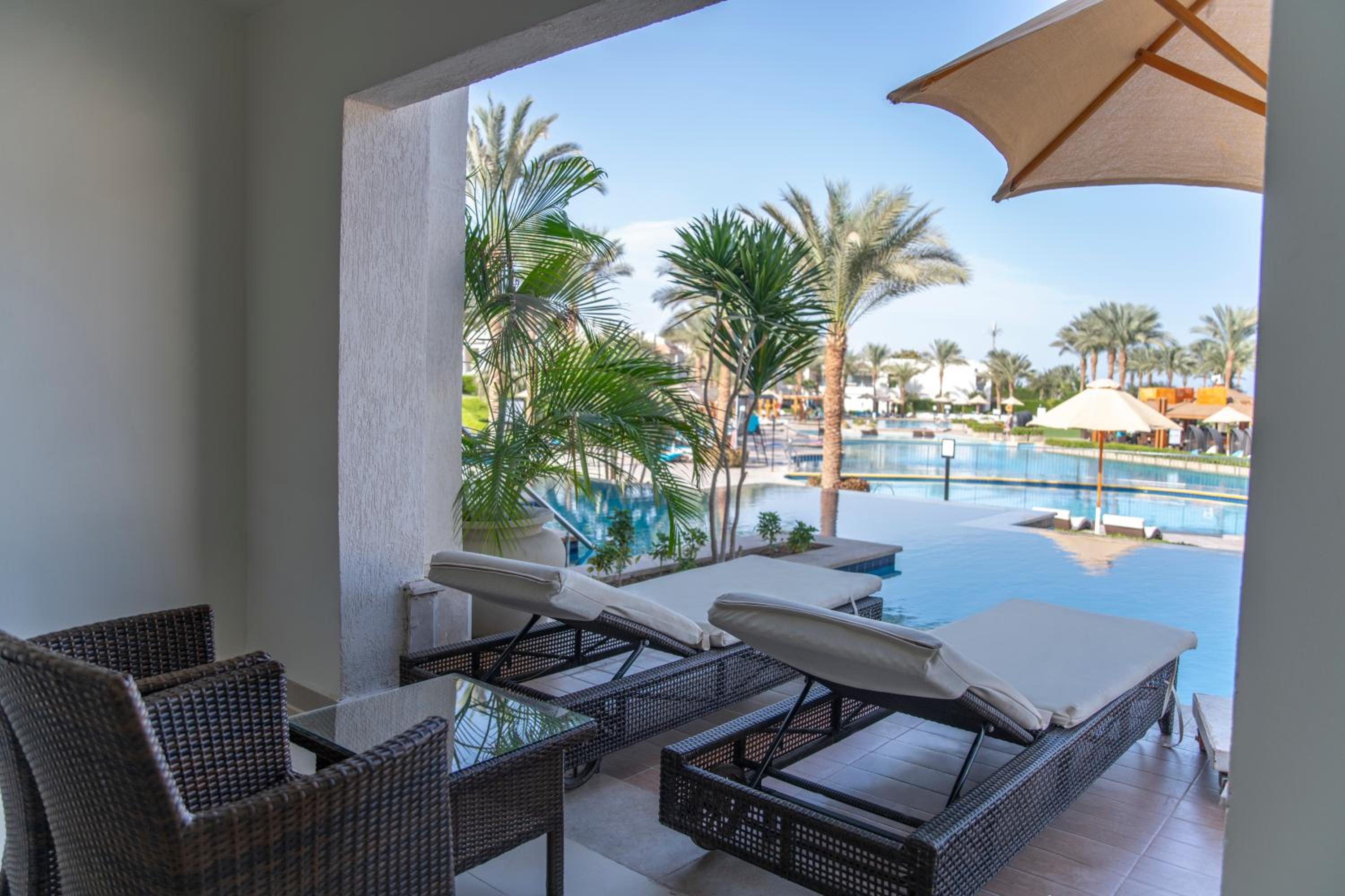 Deluxe Swim-Up Room