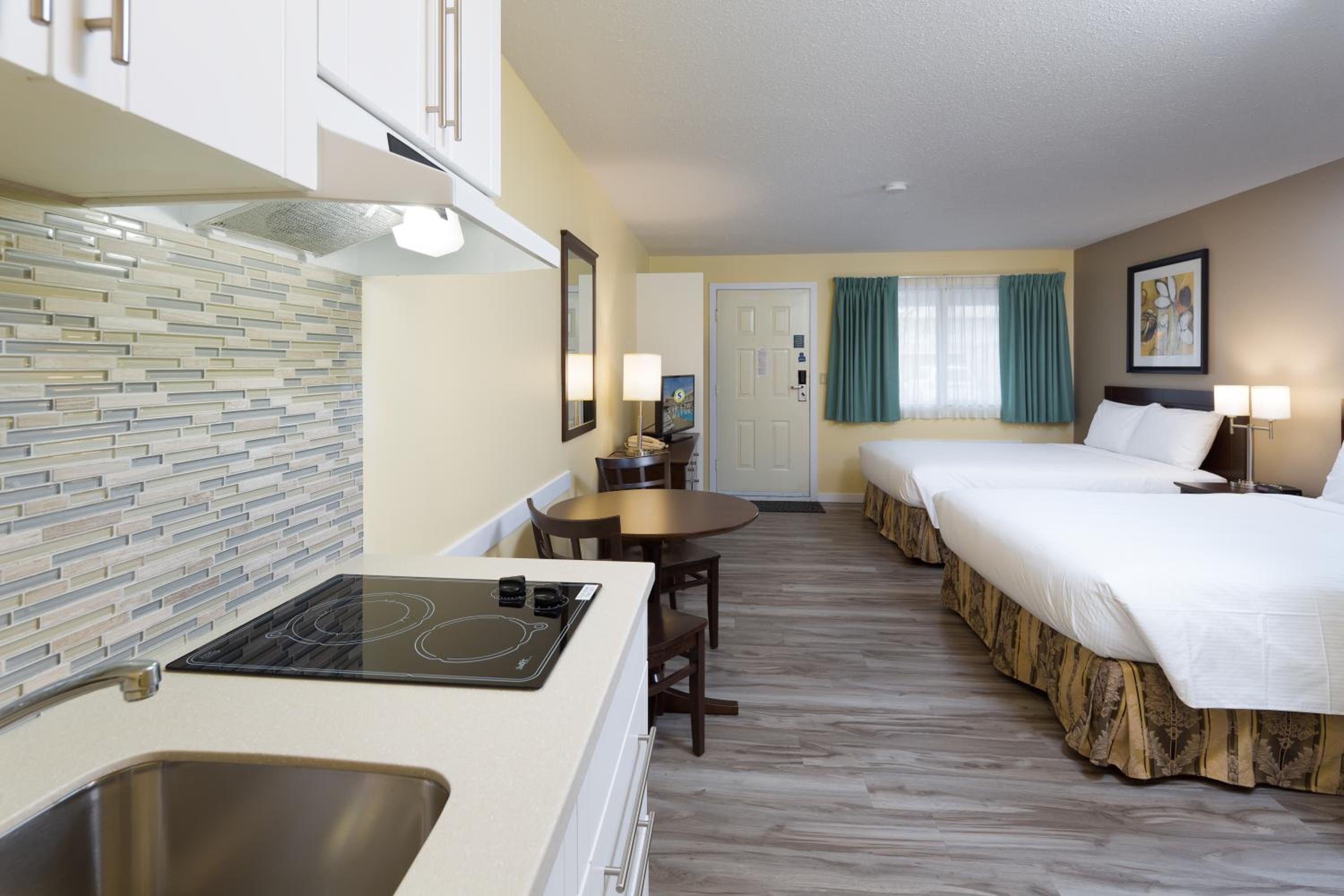 Large Queen Room with Two Queen Beds Kitchenette