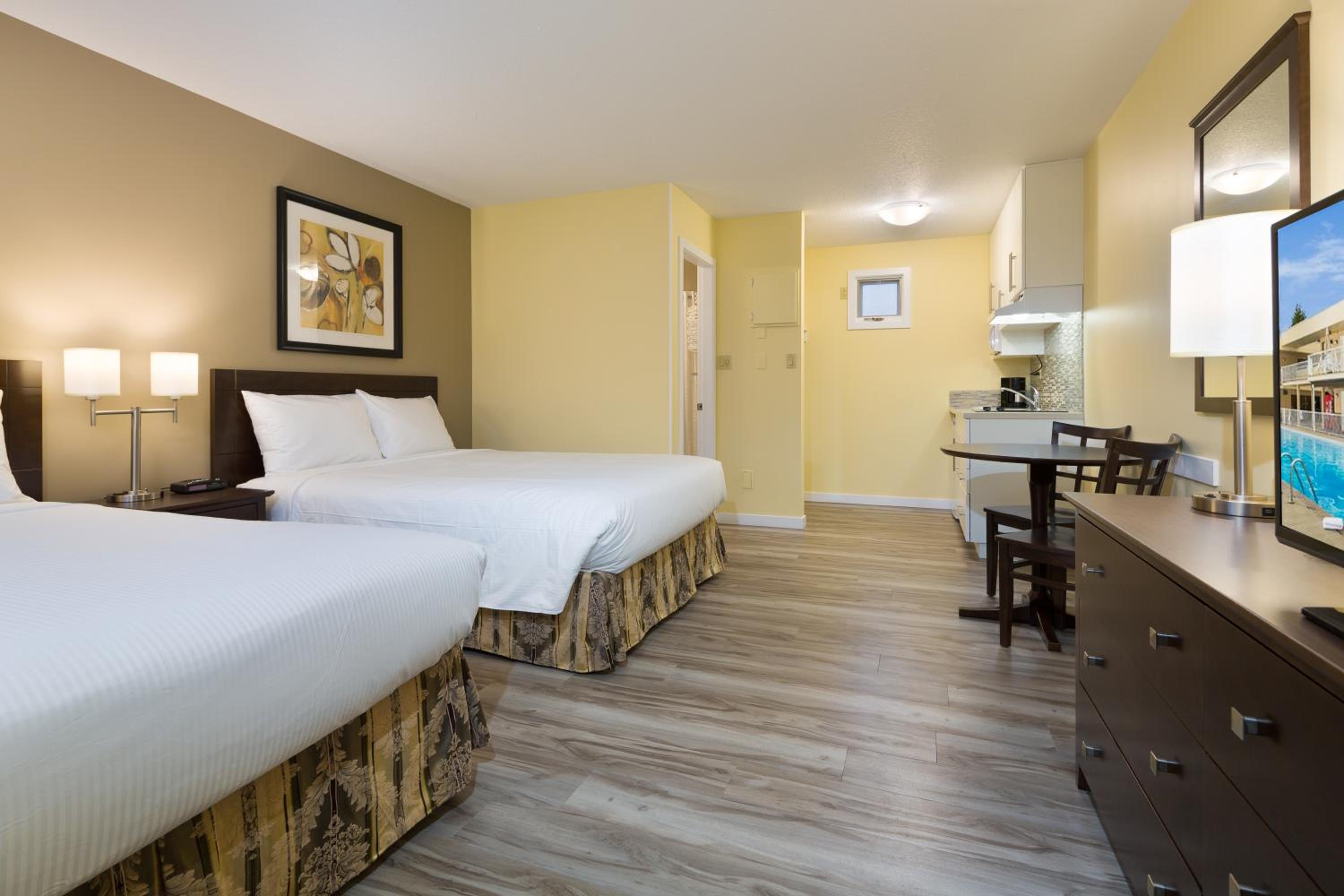 Large Queen Room with Two Queen Beds Kitchenette