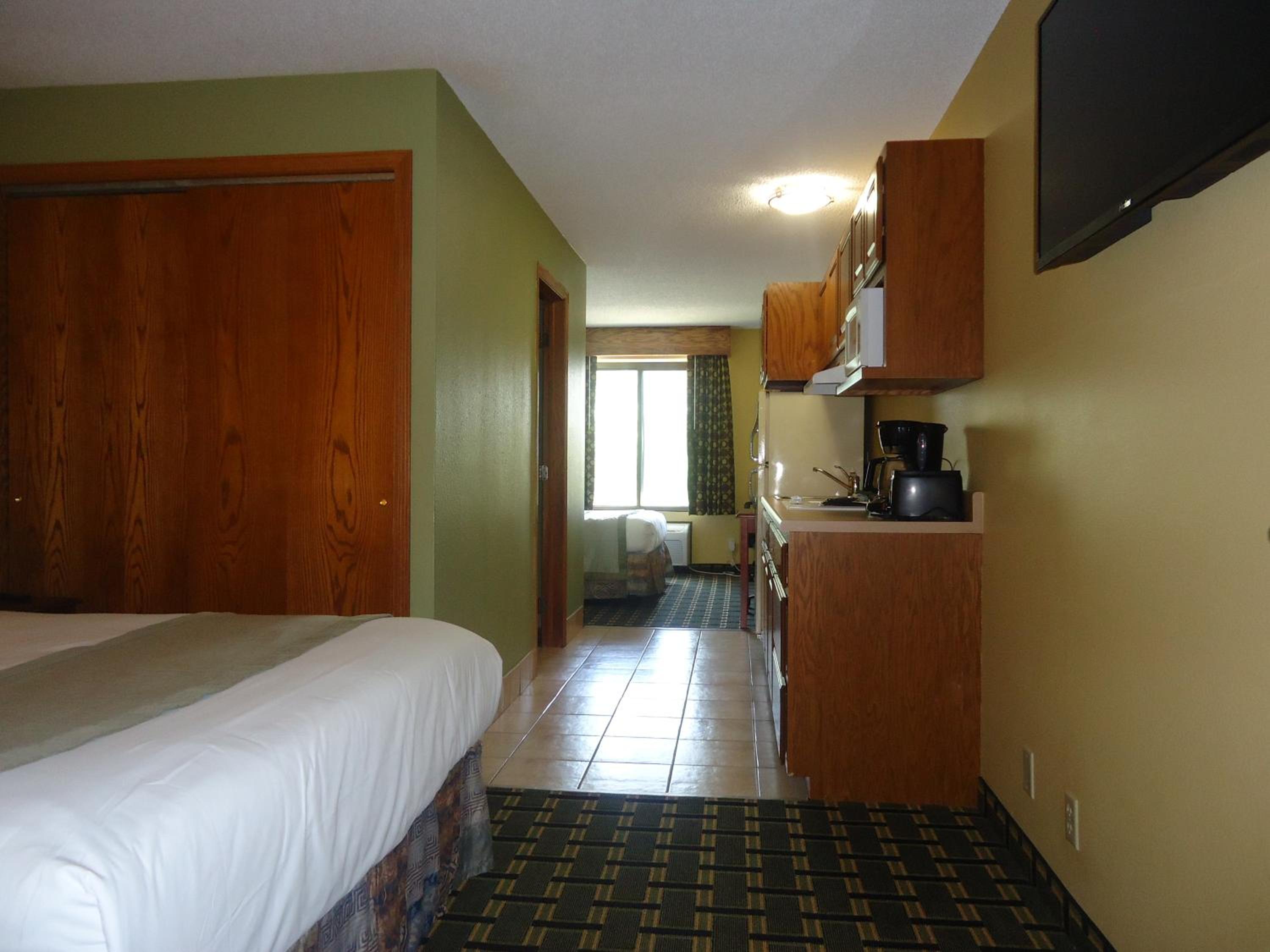 Deluxe Queen Suite - Non-Smoking