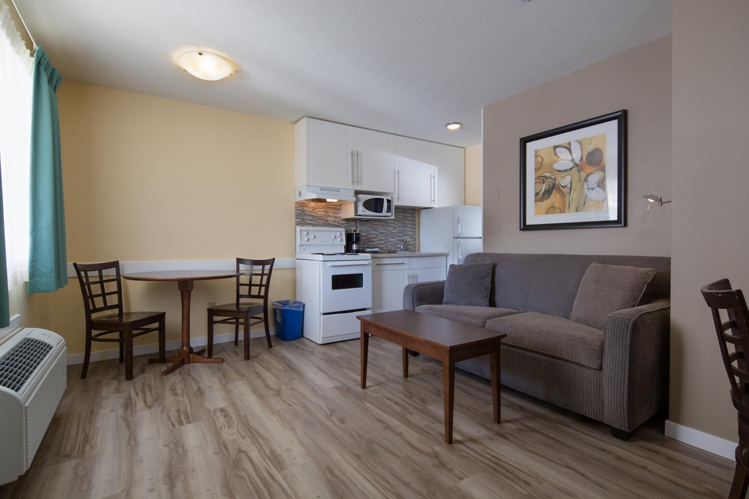 One-Bedroom Suite with Kitchen