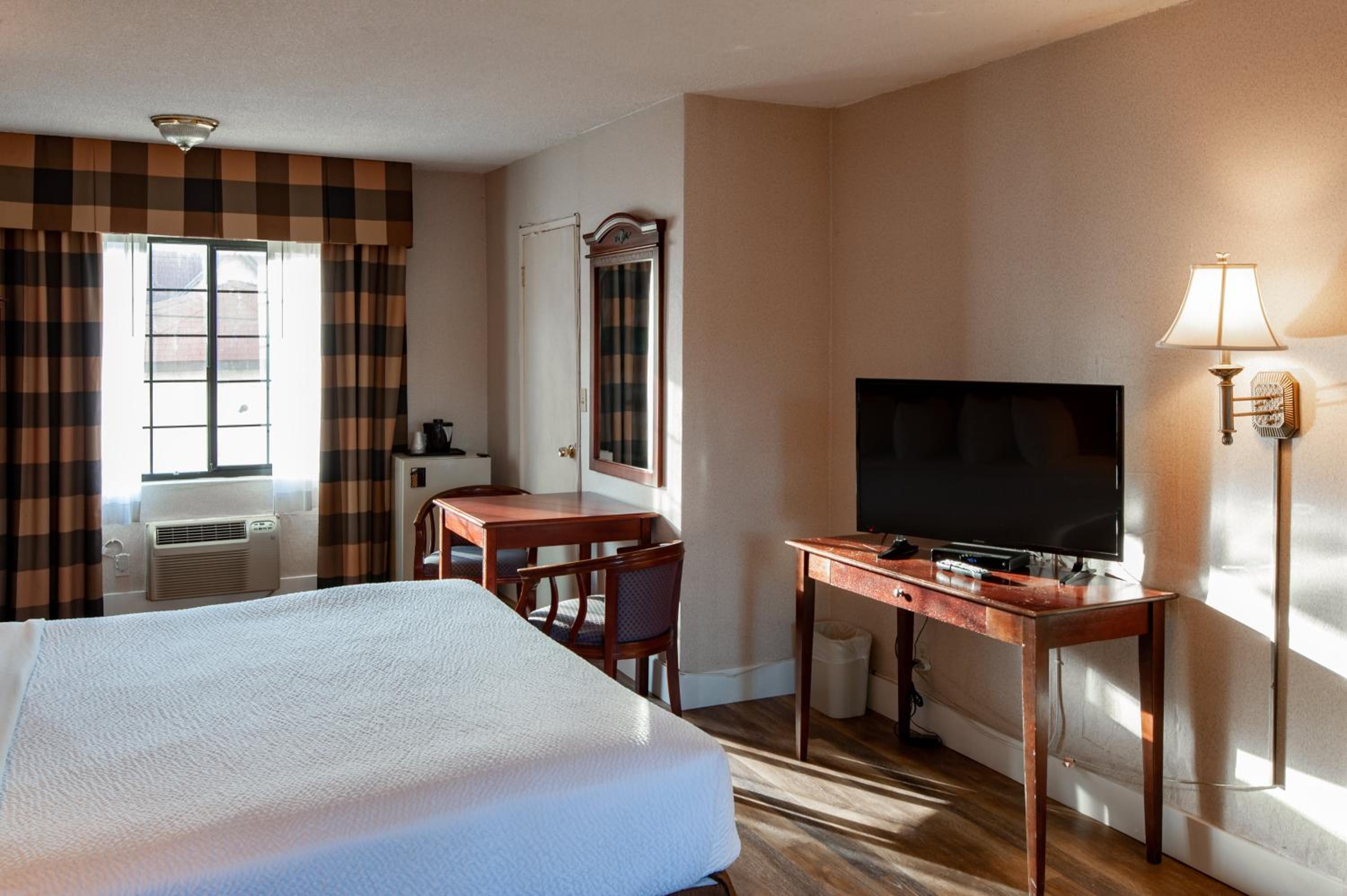 Deluxe King Suite - Non-Smoking