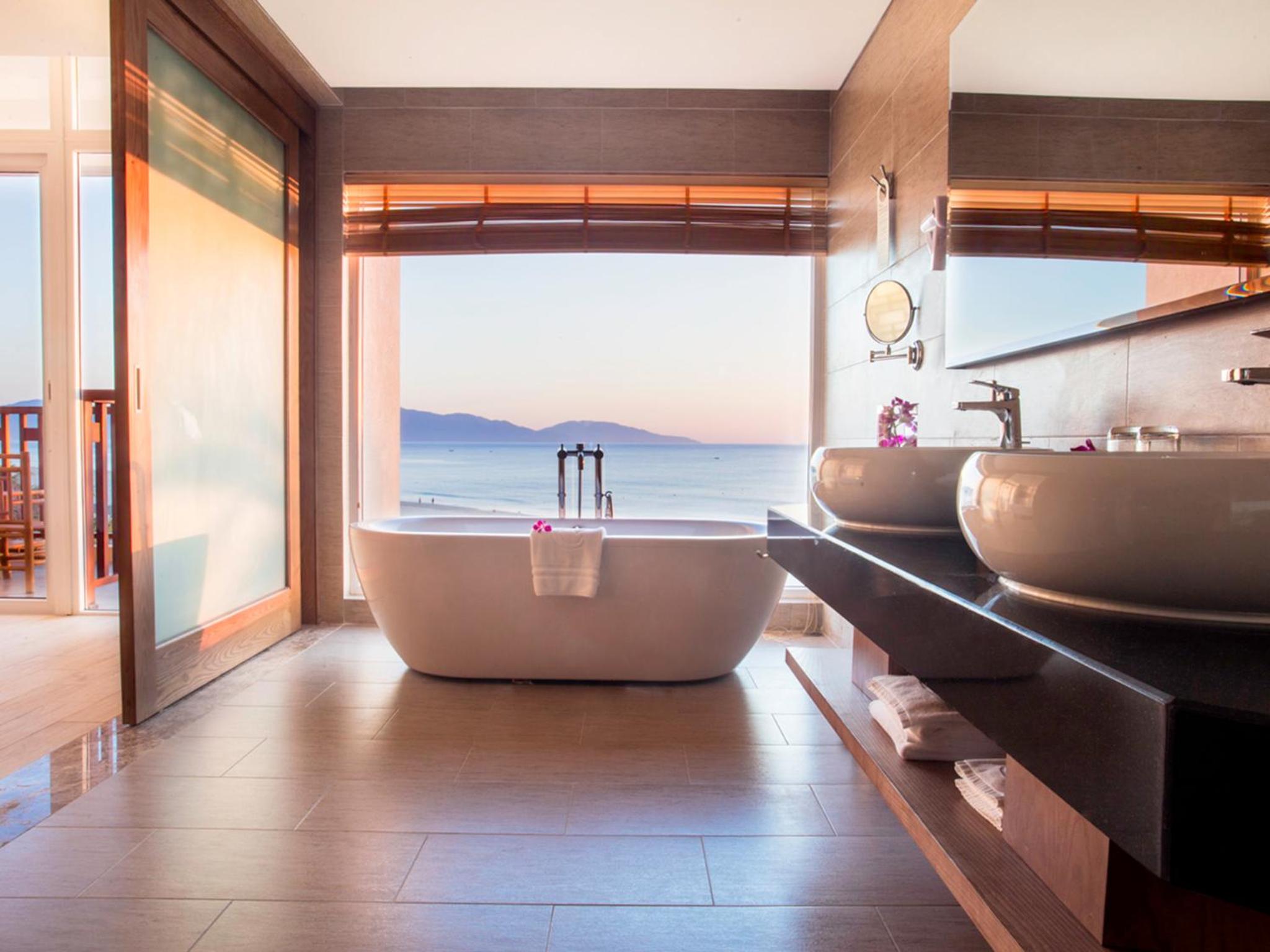 Premium Ocean Suite with Balcony and Bathtub