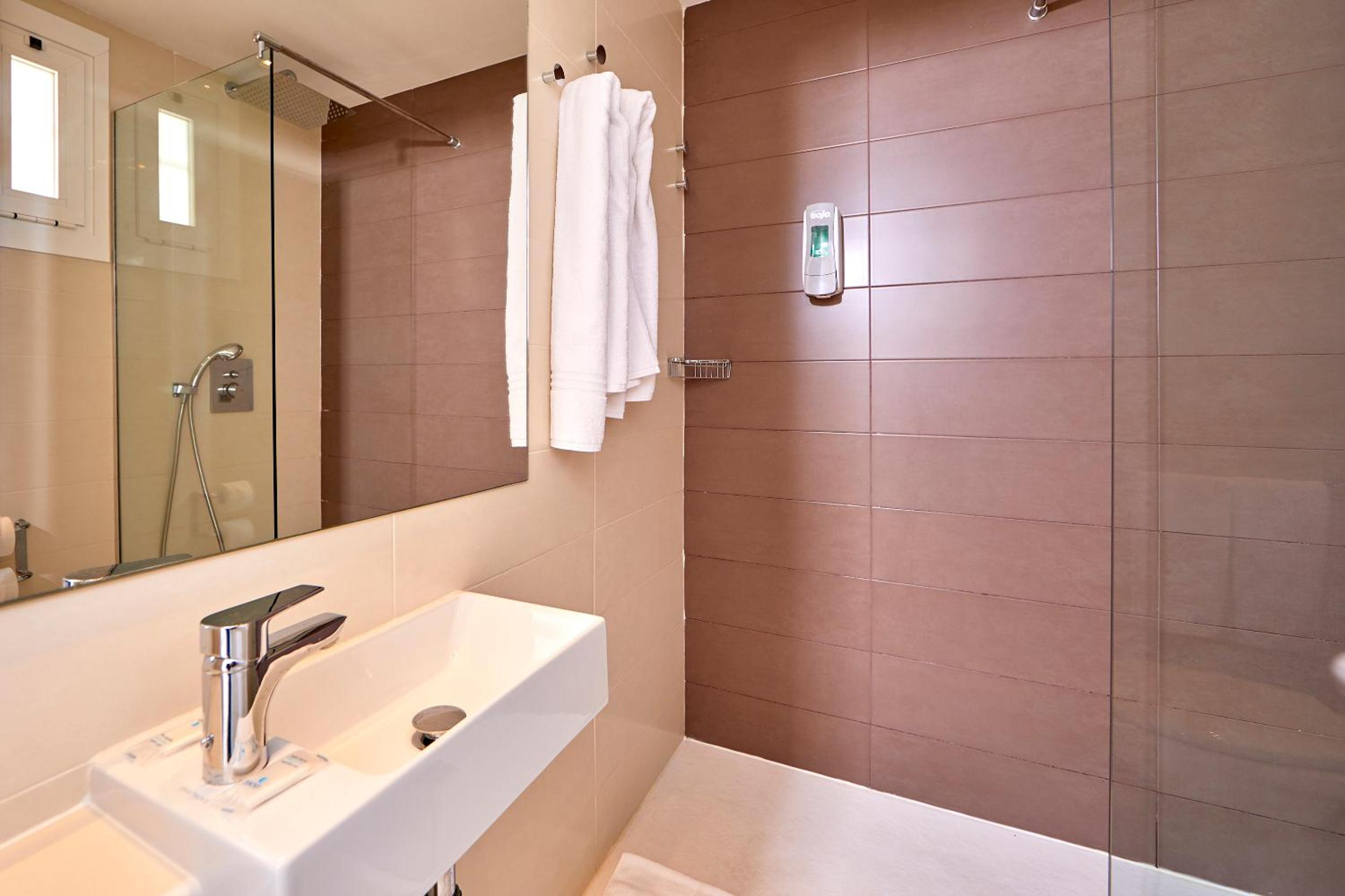 One-Bedroom Apartment with Sea View