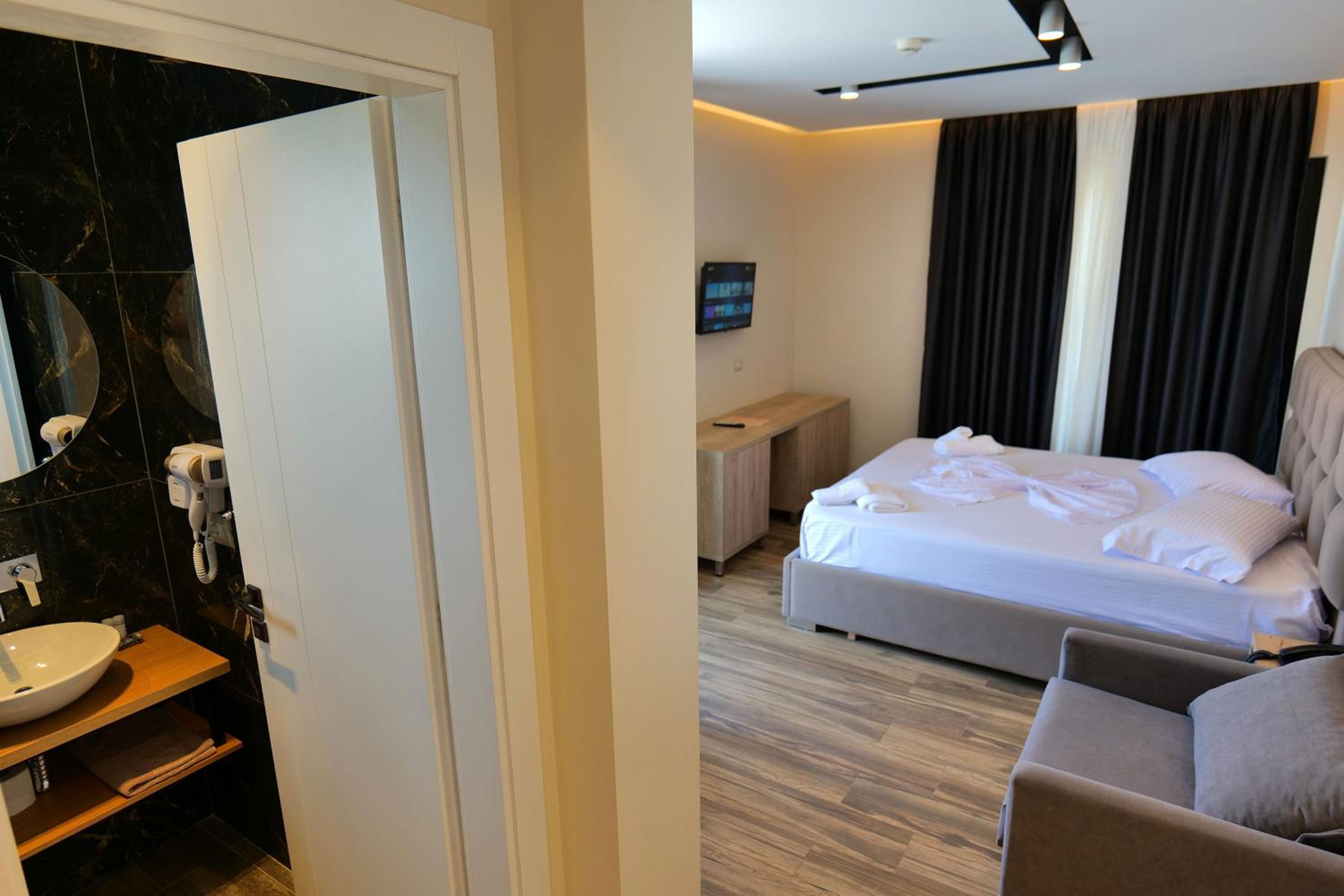 Deluxe Suite with Sea View