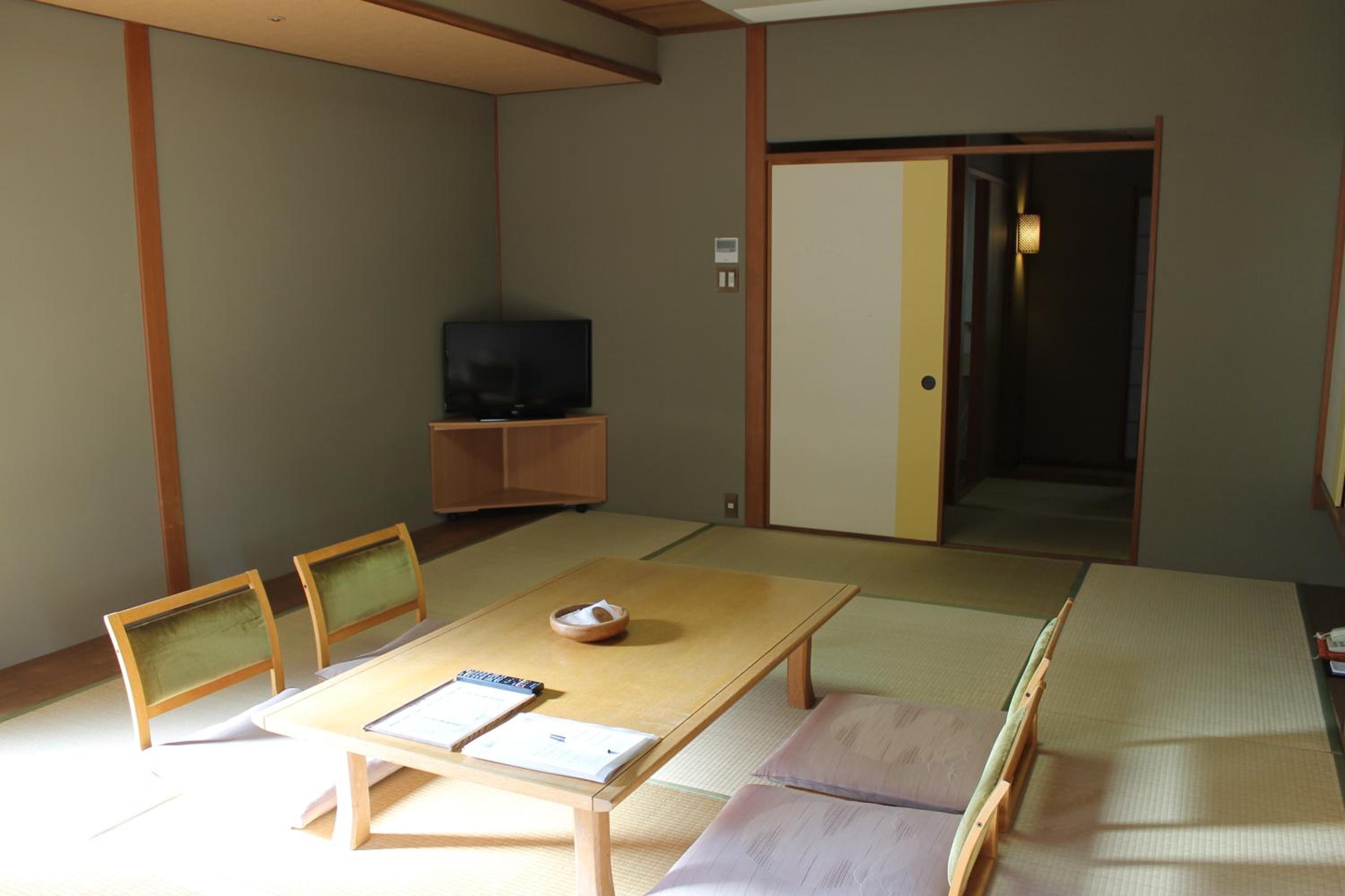 Japanese-Style Family Room - Smoking