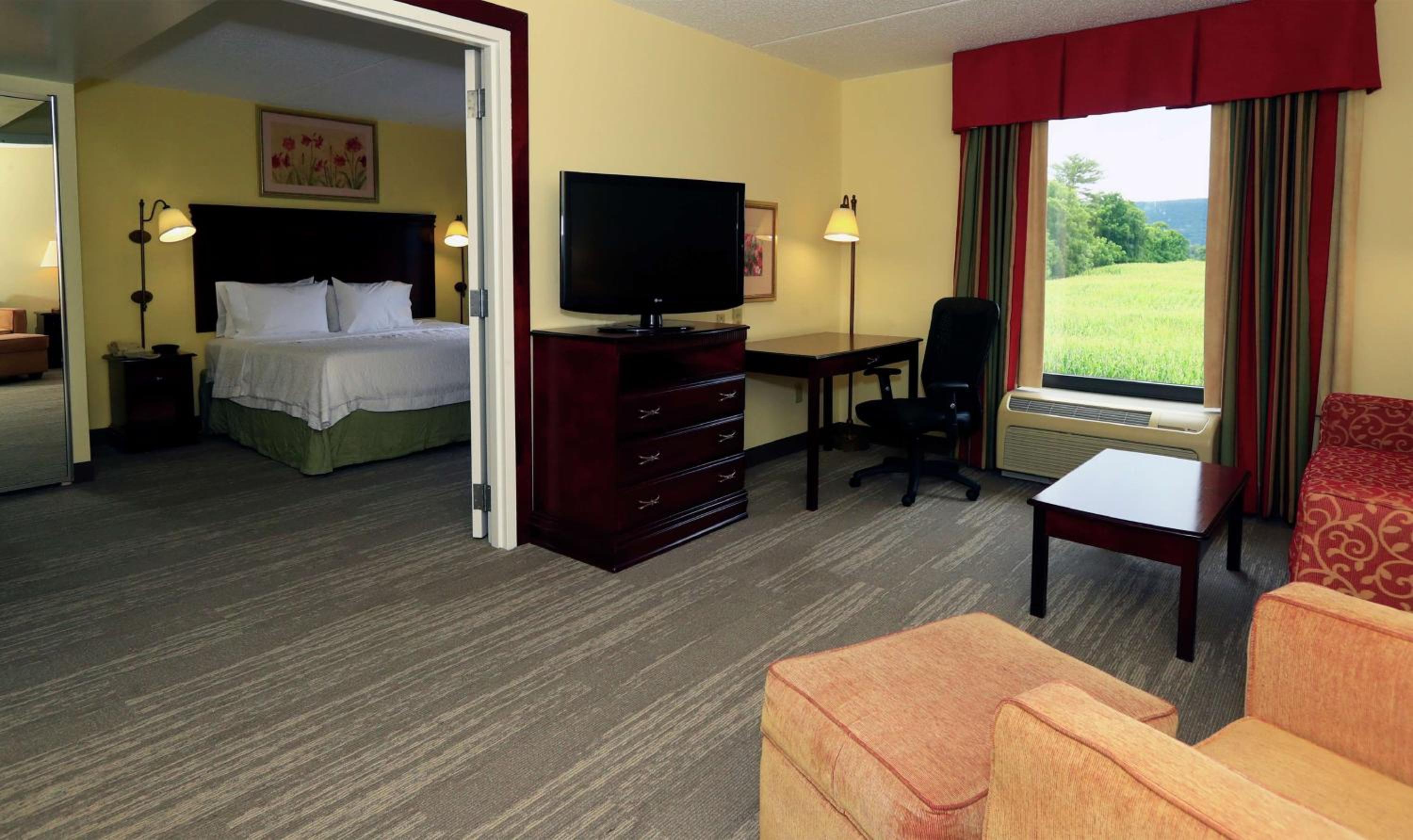 King Suite With Whirlpool - Non-Smoking