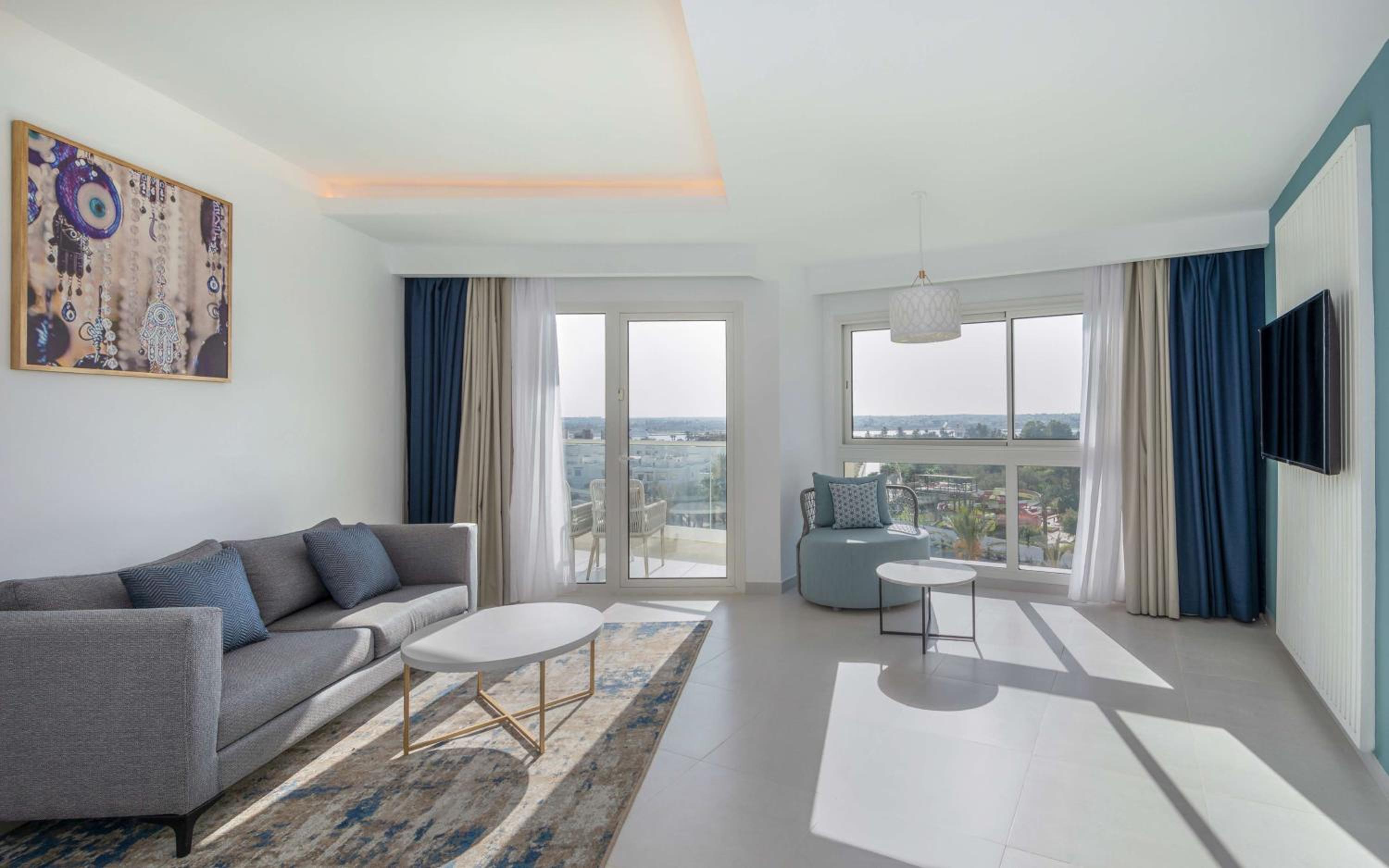 Deluxe One-Bedroom King Suite