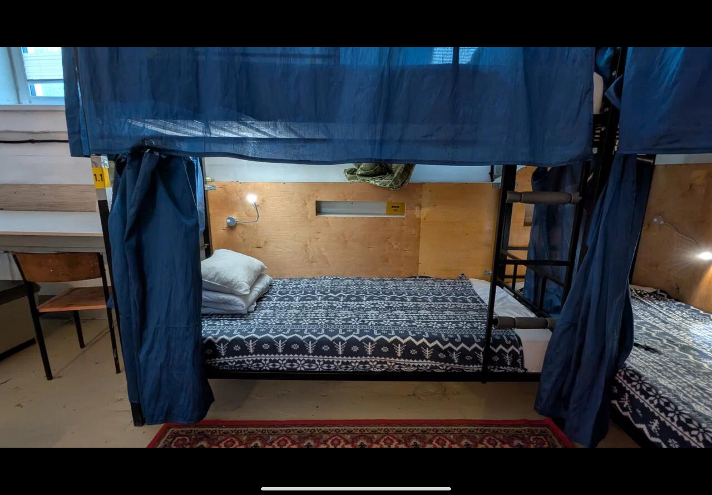 Кровать в общем 6-местном номере для мужчин и женщин