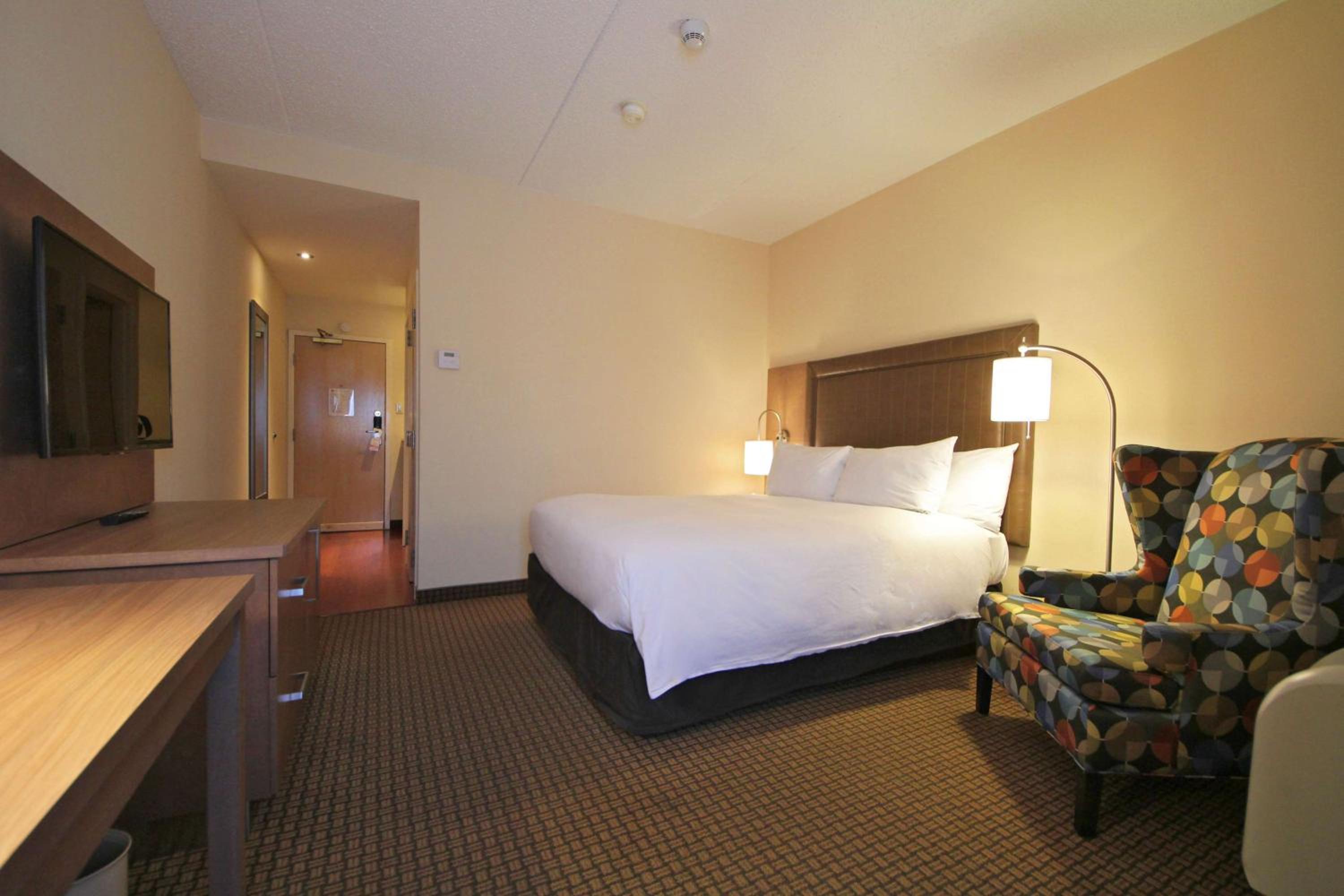 Queen Room with Spa Bath - Non-Smoking