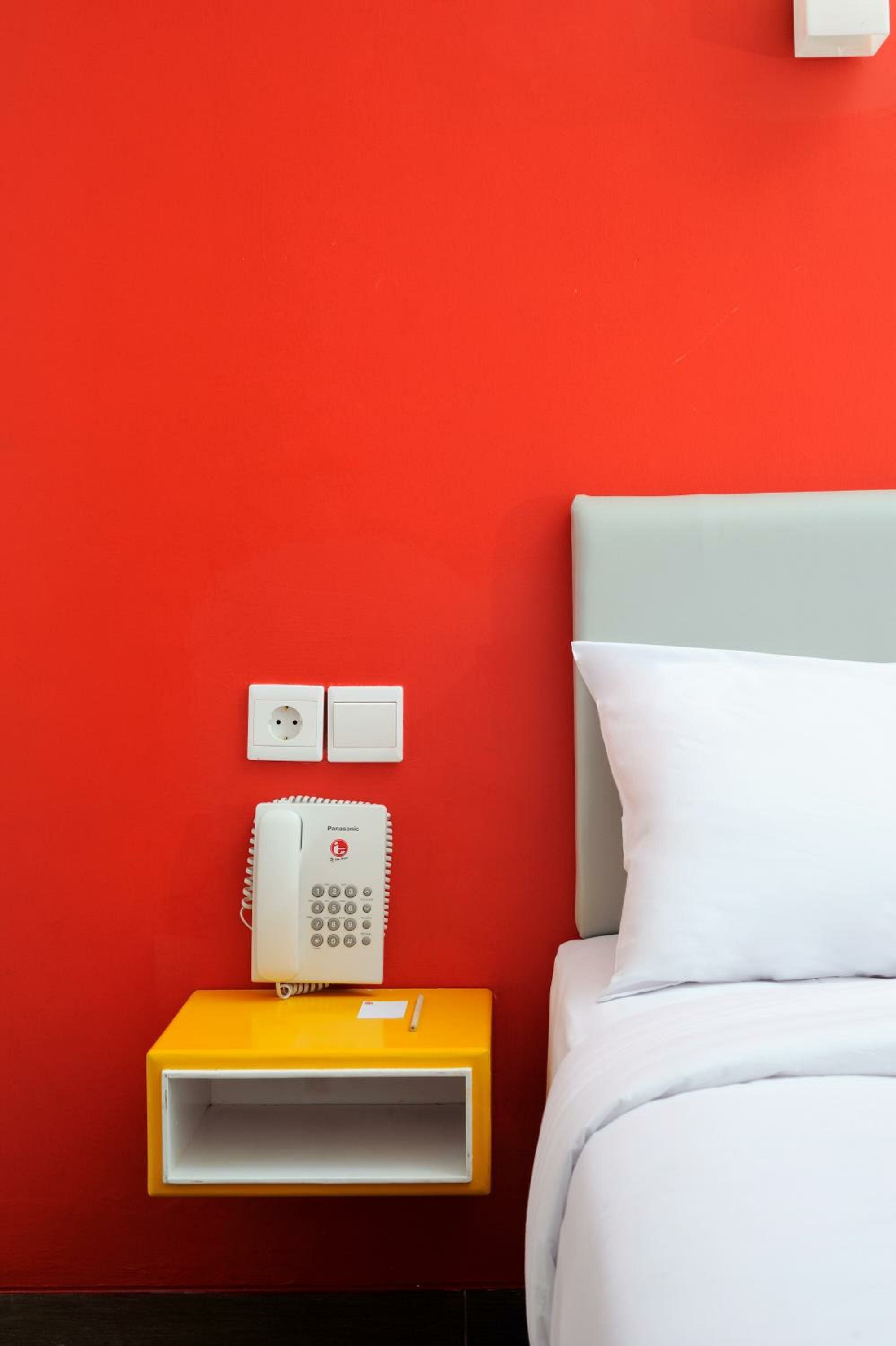 Smart Hollywood Room