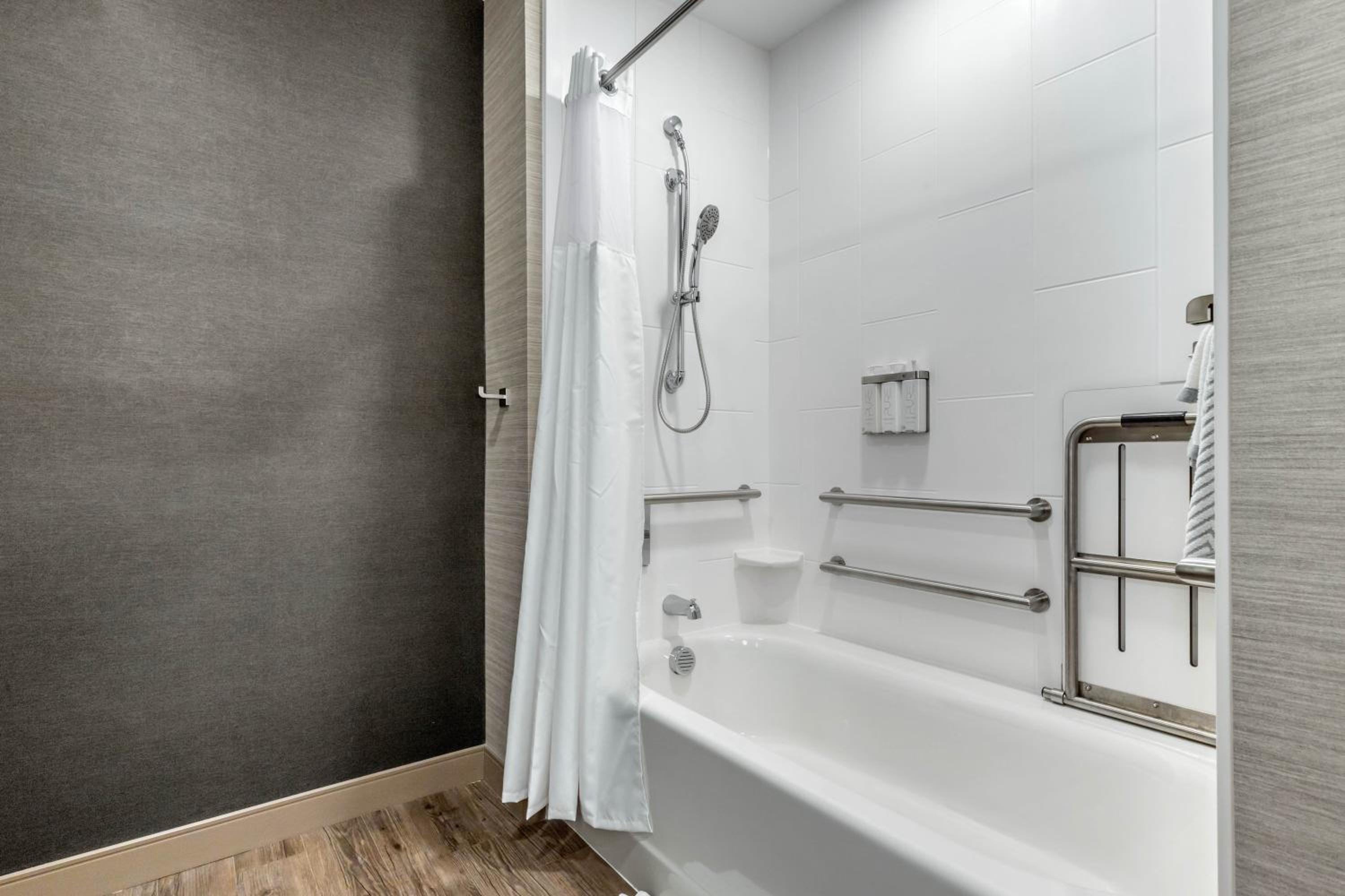 Accessible King Suite with Sofabed - Non Smoking