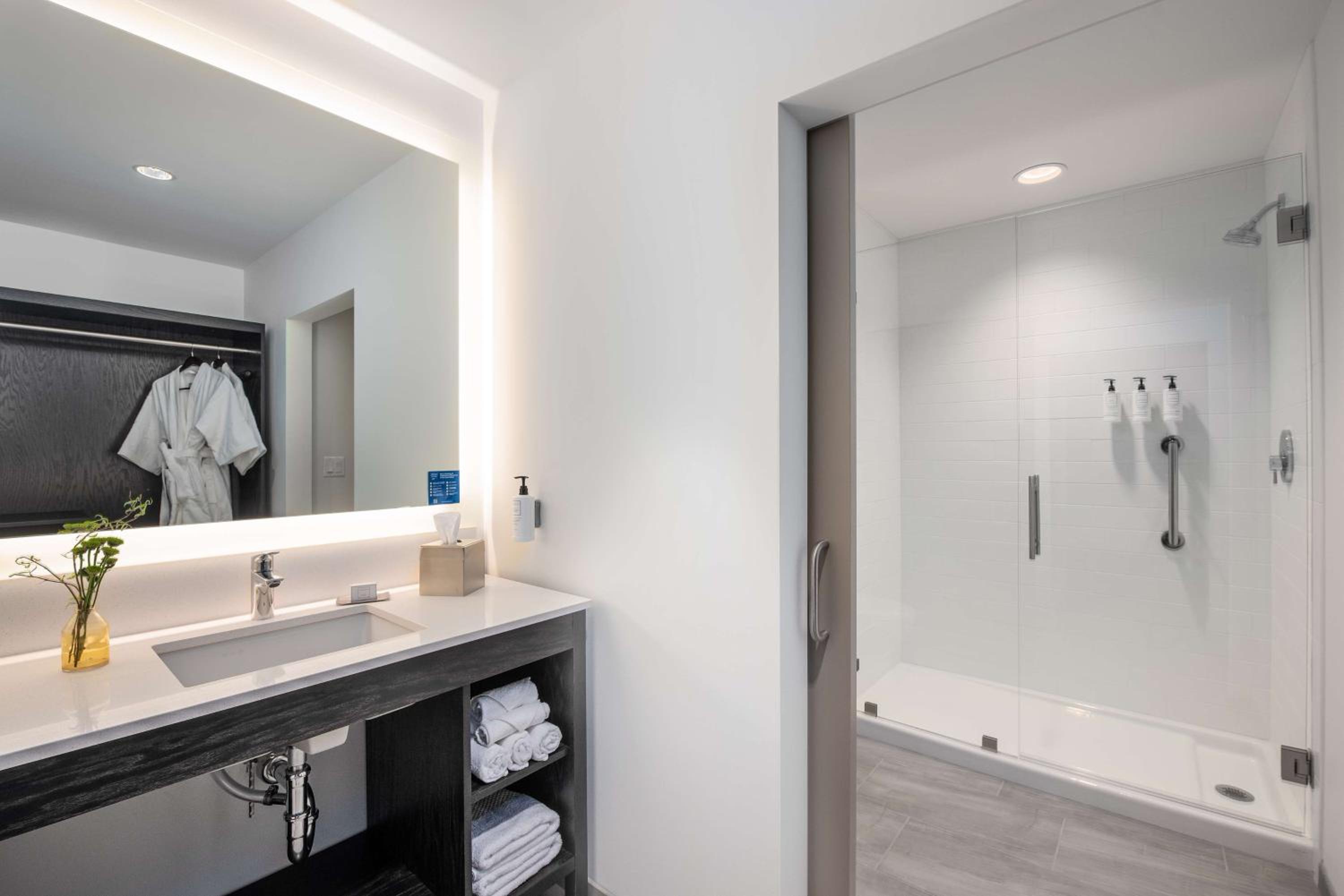 Deluxe Queen Room with Two Queen Beds and Sofa Bed - Hearing Accessible