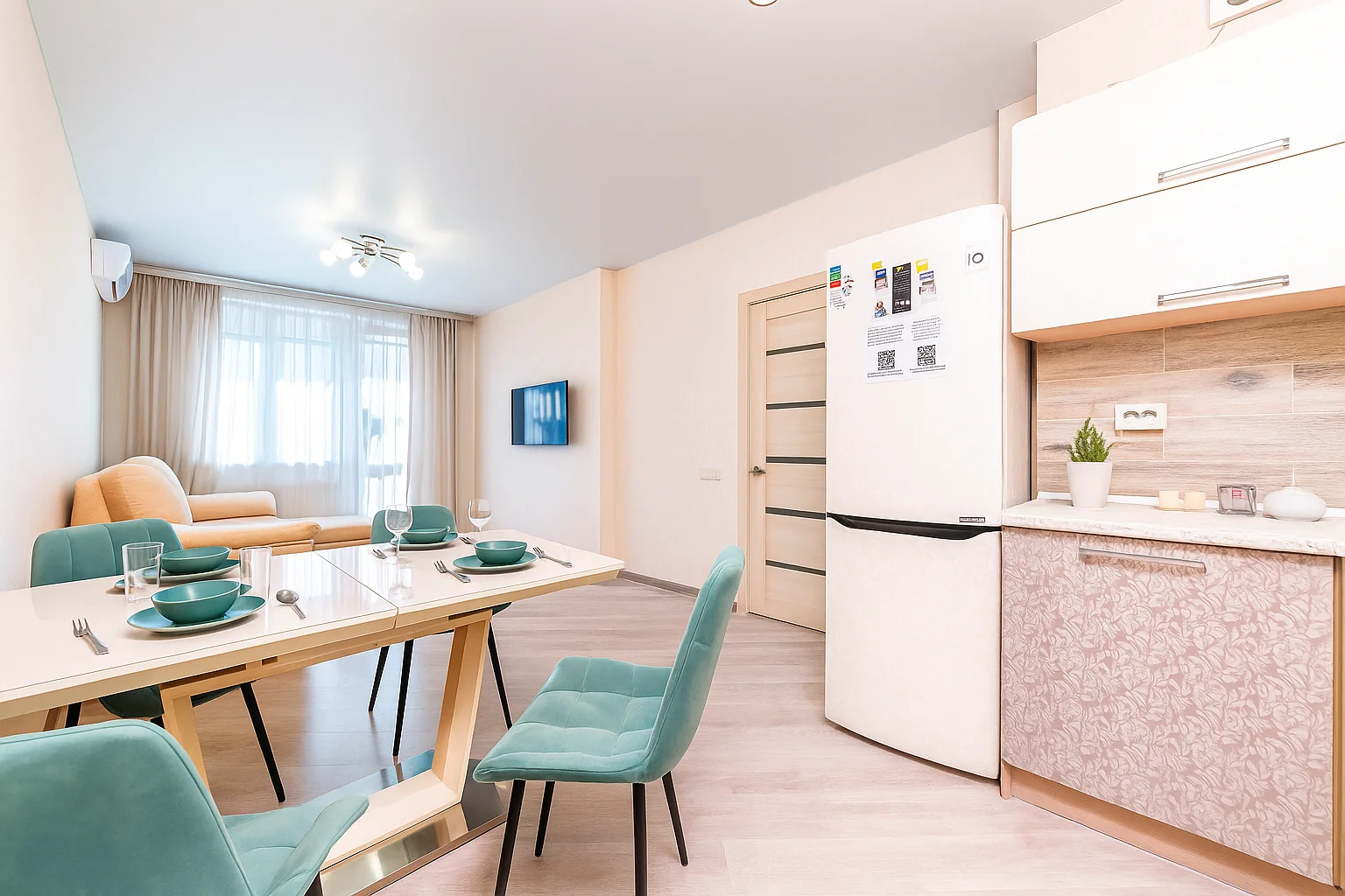 Евро двухкомнатная на 4 человека у аквапарка, центра и набережной, с приставкой+ смарт-ТВ  БЕЛАЯ