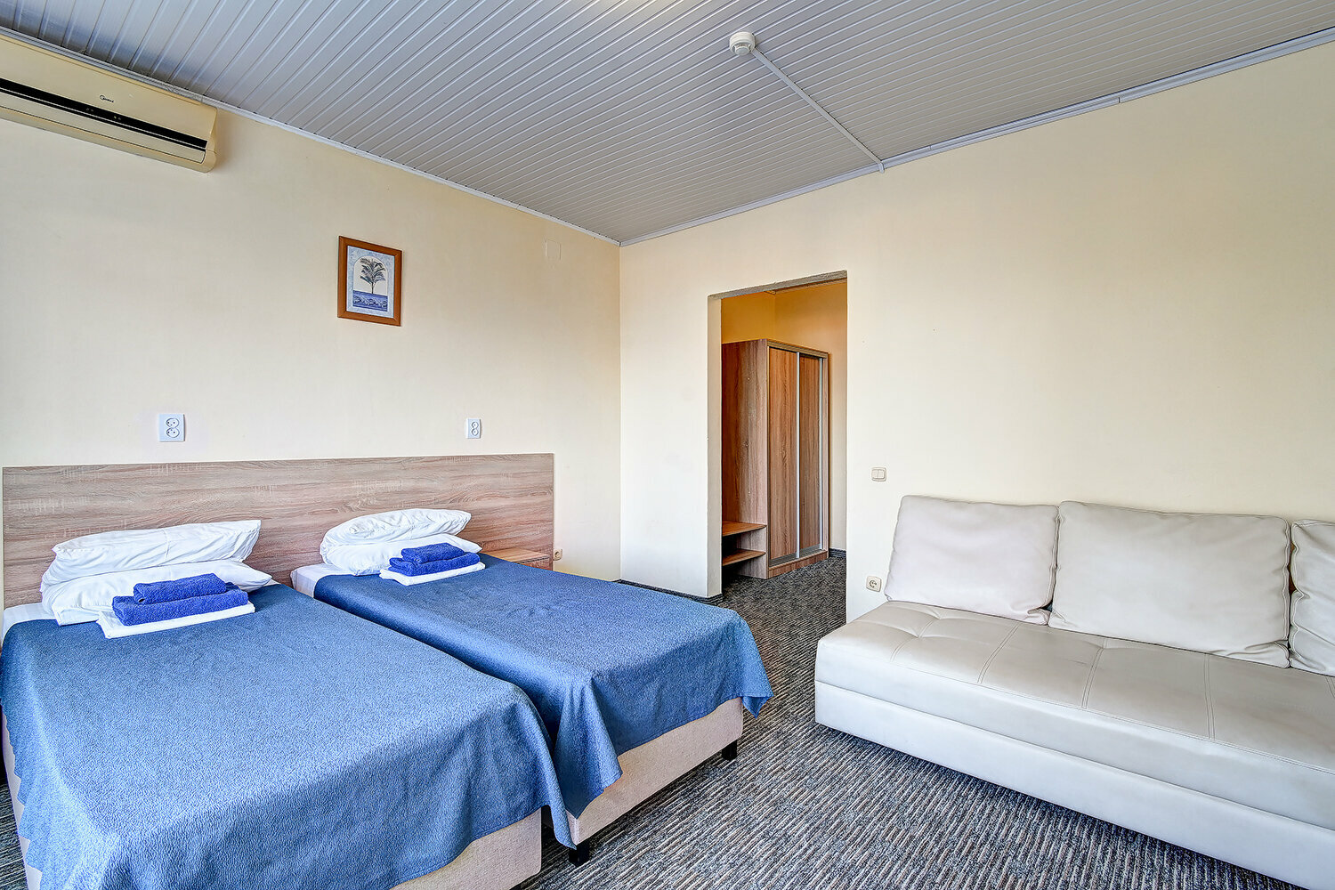 Трехместный номер с балконом