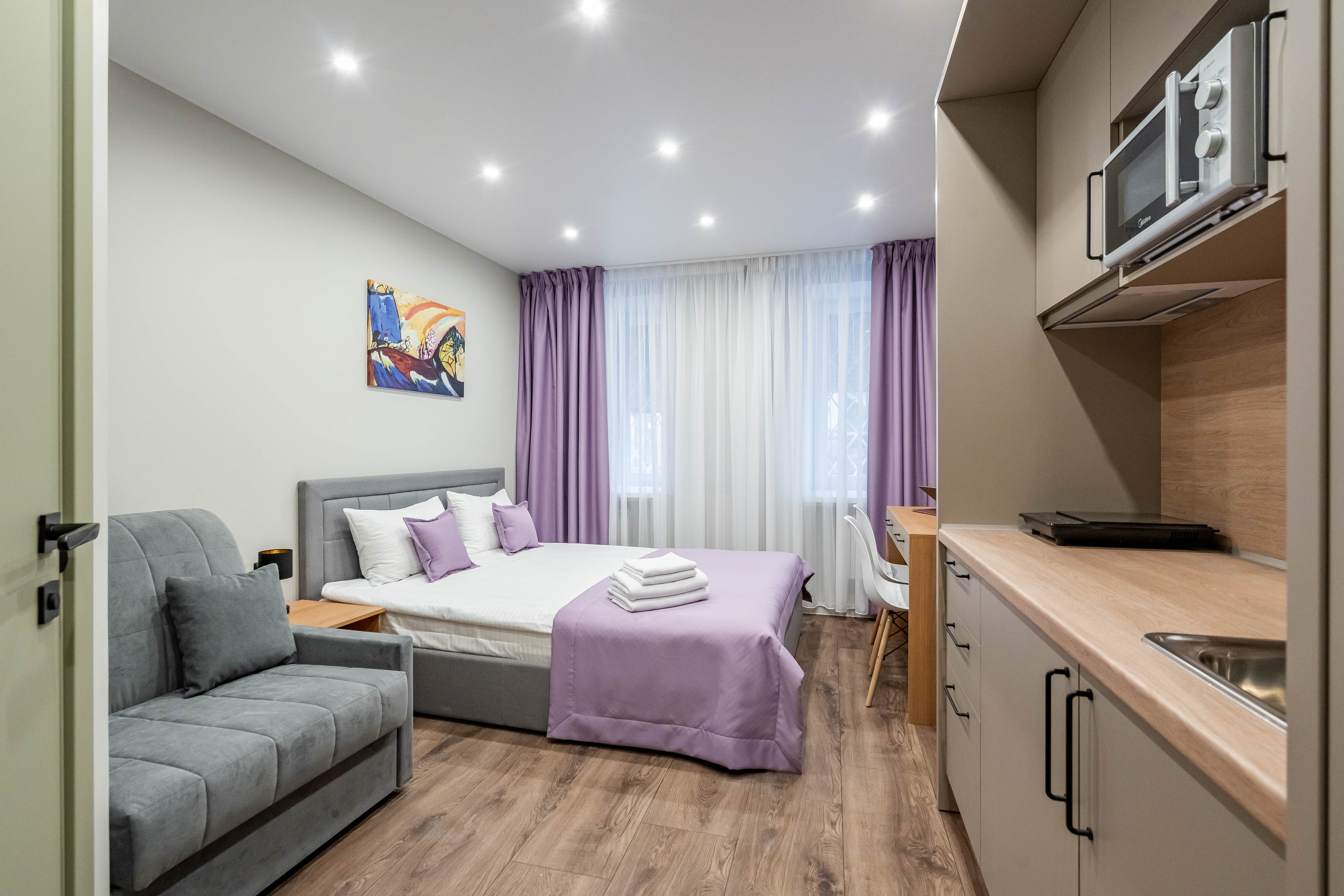 Номер с кроватью и креслом