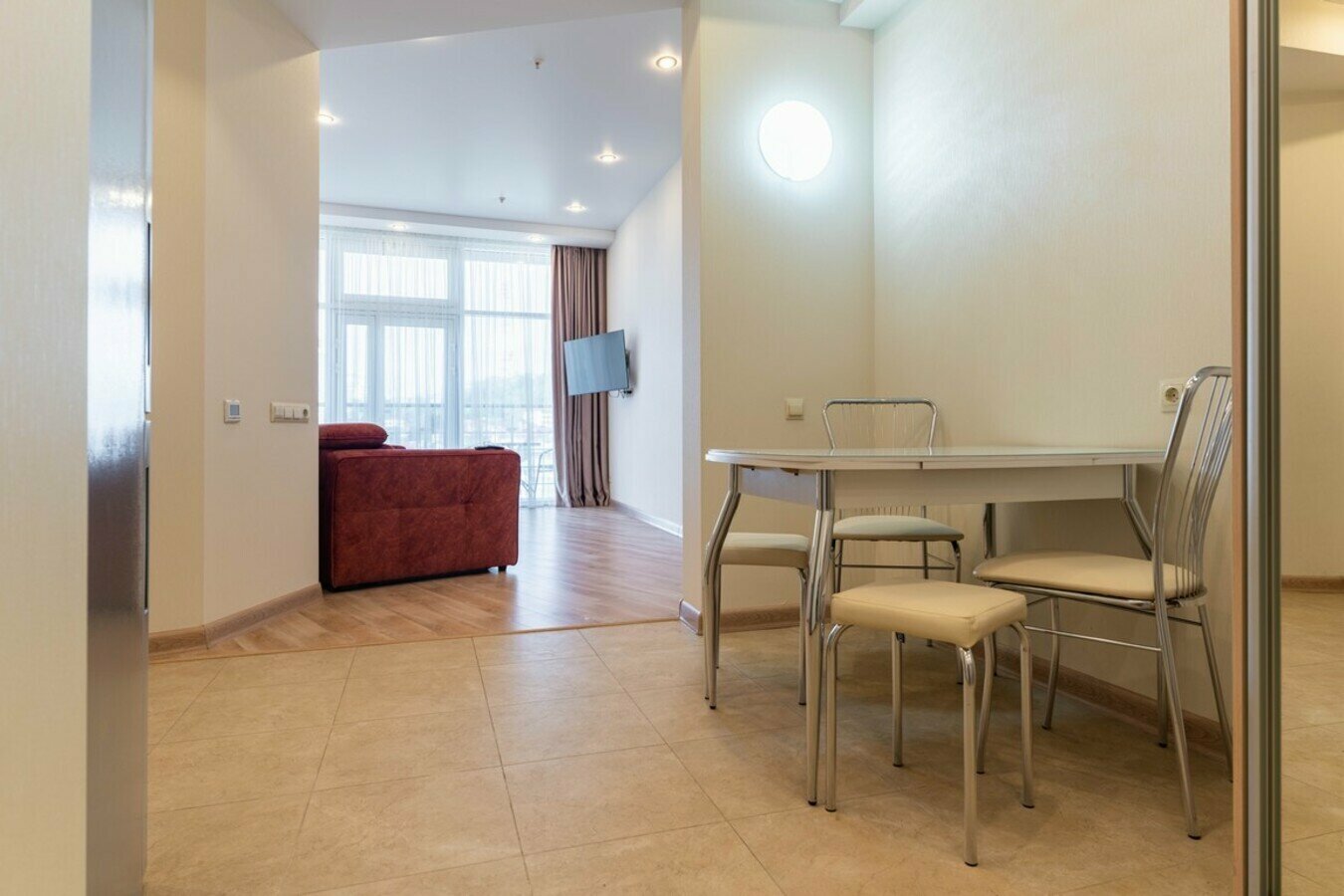 2-комнатный апартамент с балконом! С видом на море! До пляжа 5 минут!