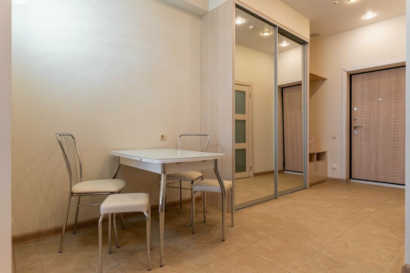 2-комнатный апартамент с балконом! С видом на море! До пляжа 5 минут!