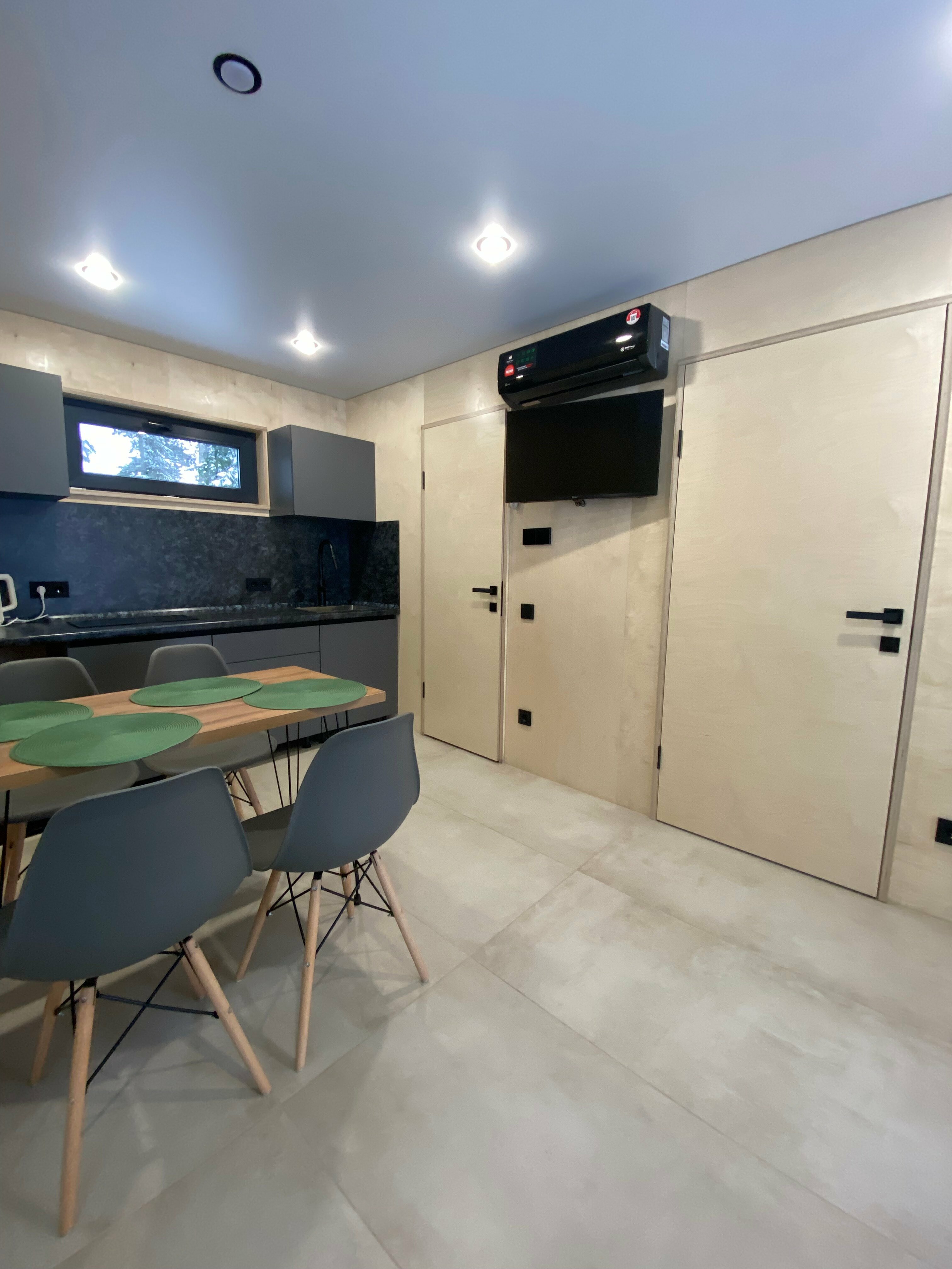 Дом с двумя спальнями и кухней-гостинной