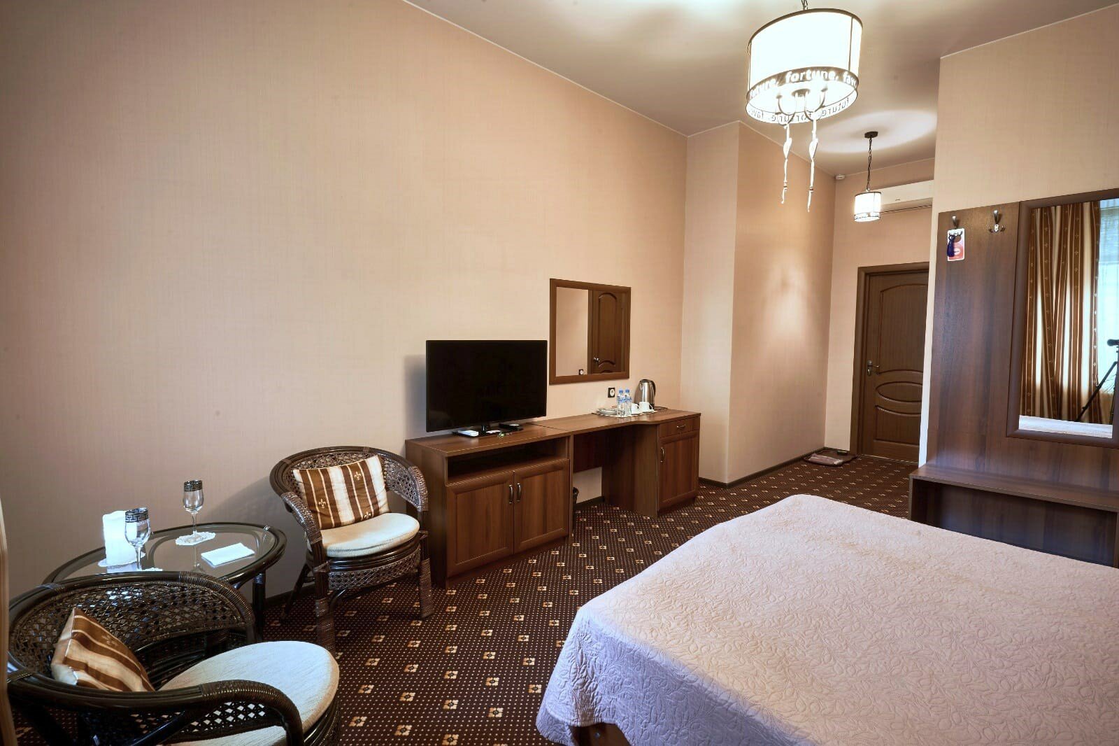 Улучшенный двухместный номер с одной двуспальной или двумя односпальными кроватями