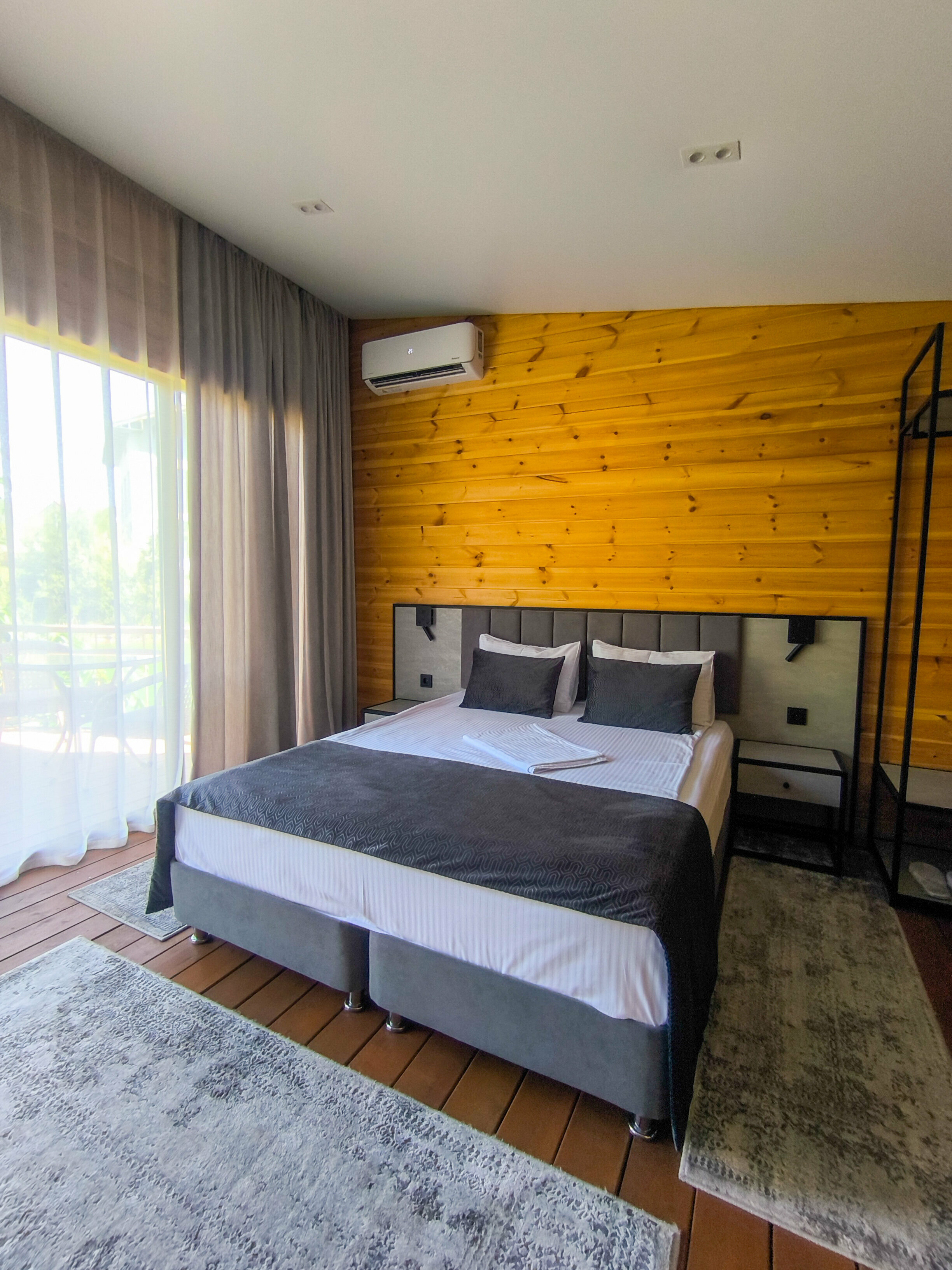 Номер-студия с видом на озеро