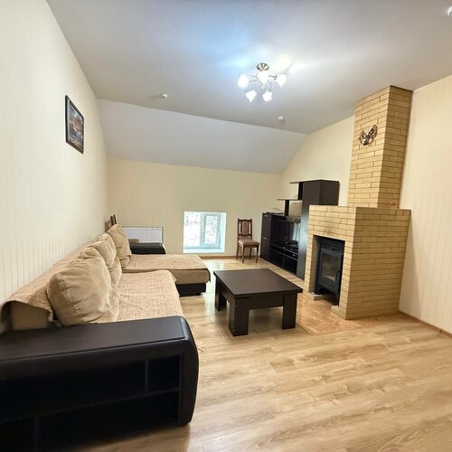 двухкомнатный светлый люкс с двуспальной кроватью, раскладным диваном и камином