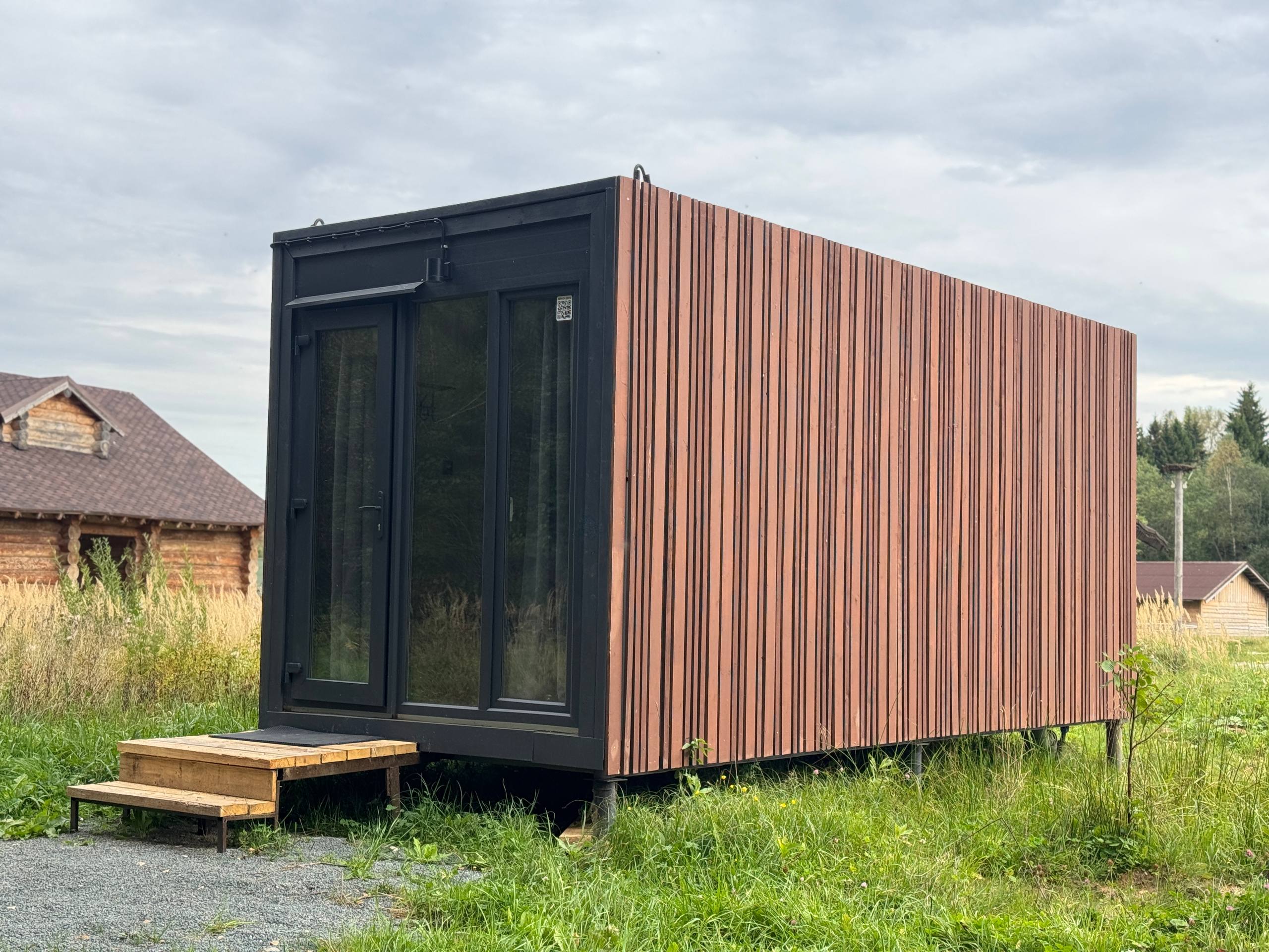 Домик на двоих с видом на лес