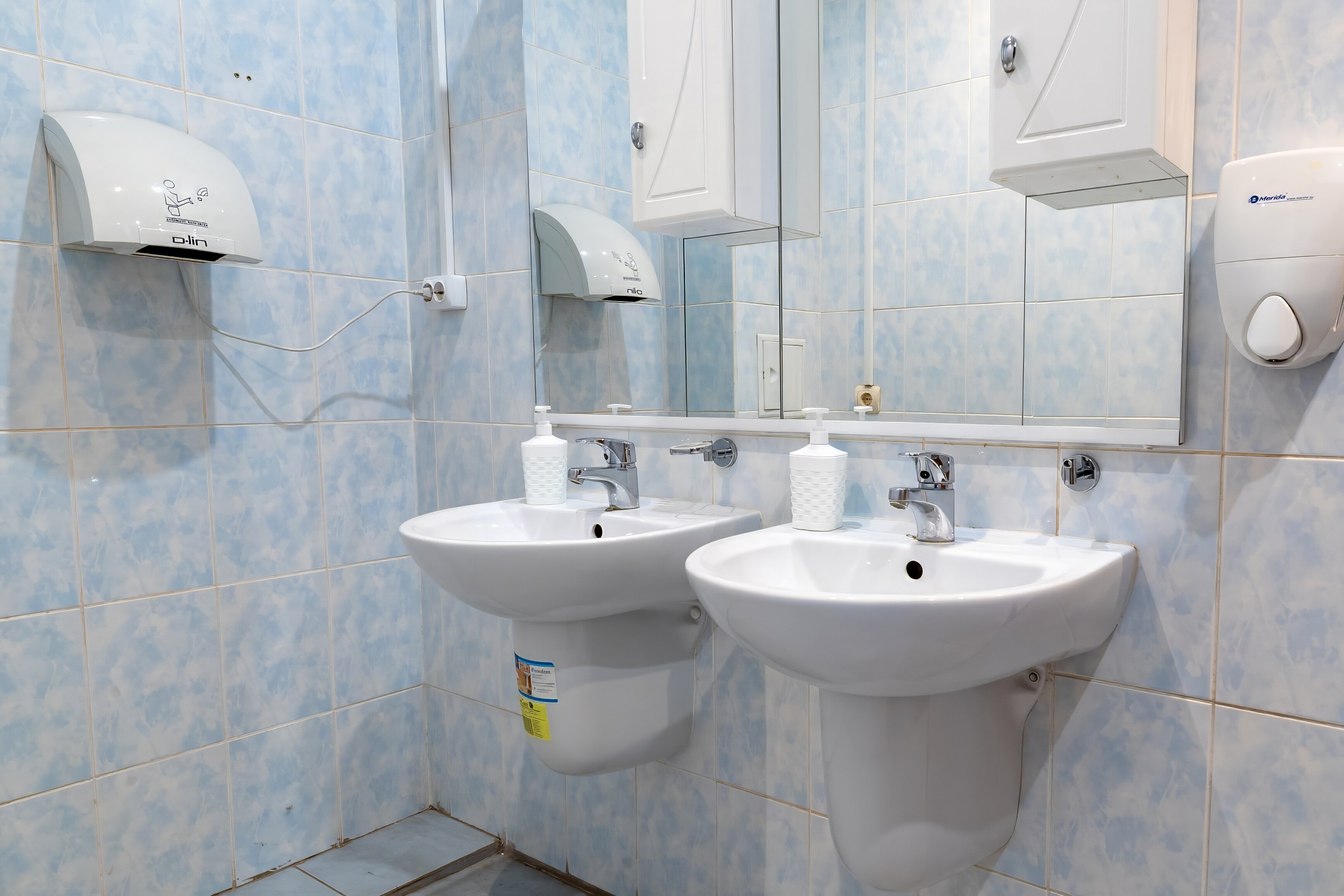 Трехместный номер эконом-класса с общей ванной комнатой