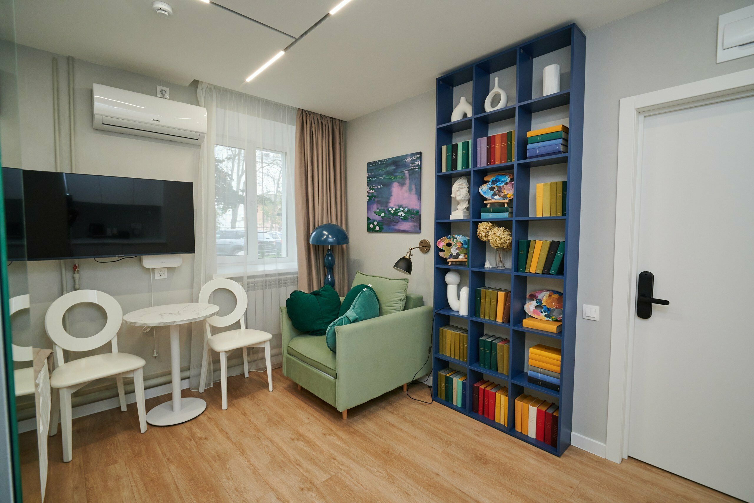 Двухместный номер  "Моне" с дополнительным спальным местом (кресло-кровать)