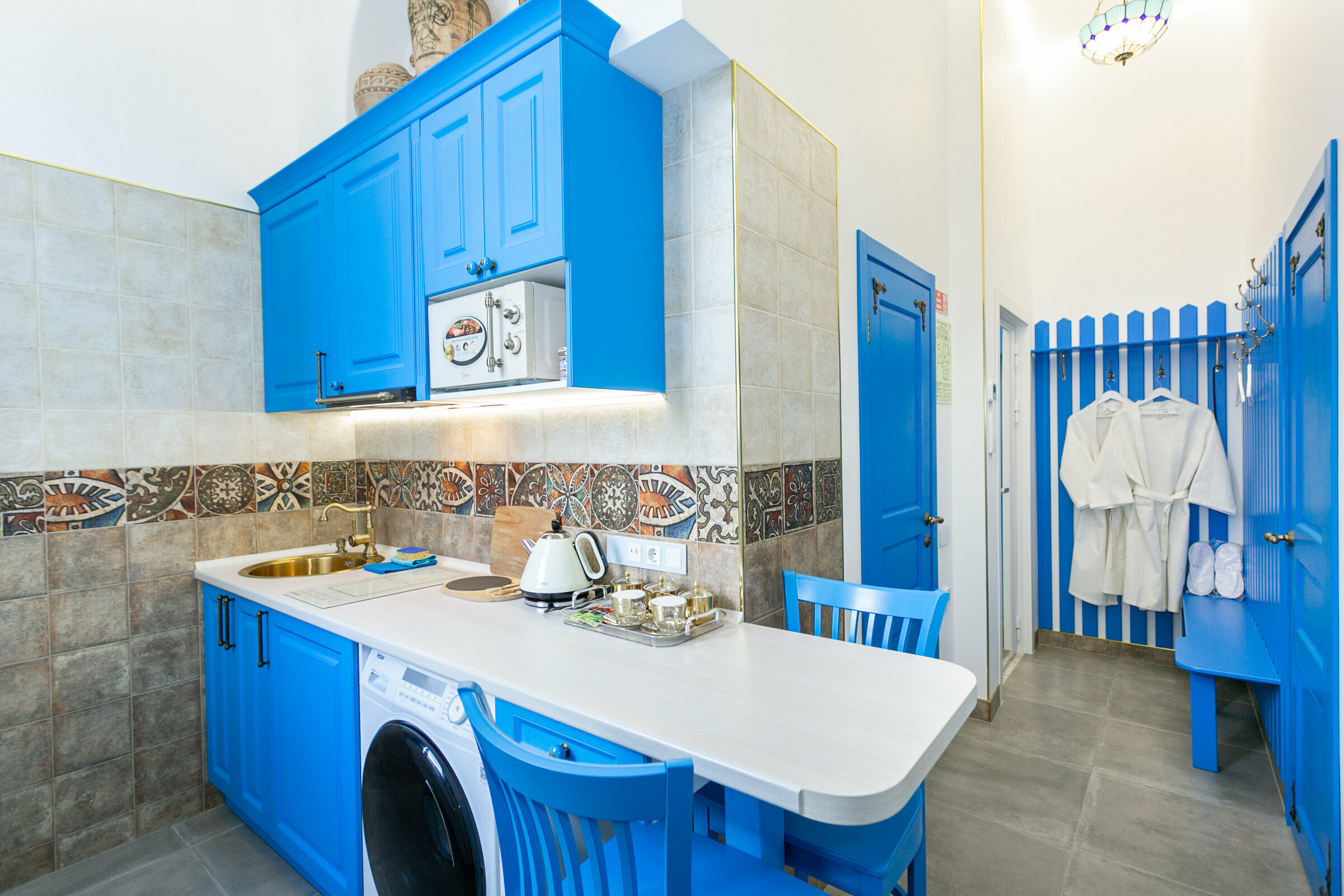 Номер в традиционном греческом стиле.