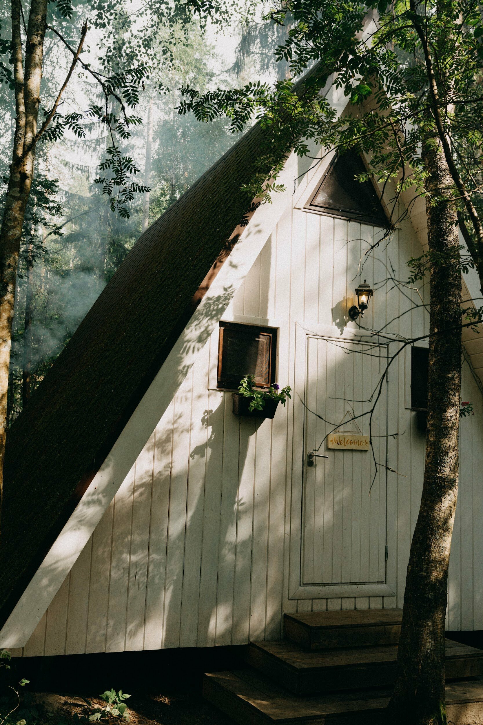 Белый домик с купелью